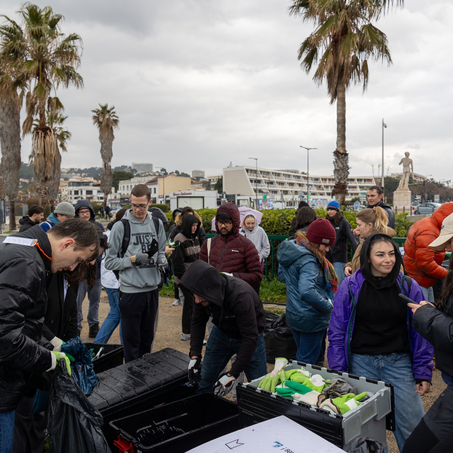 E4 rime avec COP4 : Retour sur un évènement riche d'enseignements et de rencontres !
Du 7 au 9 février dernier se tenait la #COP4 au campus Saint Charles à Marseille, 4ème édition d'une initiative étudiante pour répondre aux enjeux écologiques actuels, plus particulièrement en méditerranée.
Au programme entre autres, cleanwalk sur la plage du David, conférences, tables rondes et un atelier jeu de rôle sur la forêt méditerranéenne animé par Inès Carrugu et Jean-Baptiste Ruiz, alternante et stagiaire au sein d'E4.
En incarnant chacun un acteur du territoire, les participants ont dû se concerter sur le devenir d'une parcelle de forêt et trouver un terrain d'entente : un exercice ludique qui a permis de mettre en relief les enjeux de la forêt méditerranéenne et de la concertation territoriale.
Nous remercions d'ailleurs les participants qui ont incarné leur rôle avec brio !
Enfin, un grand merci à la COP4 et ses bénévoles pour l'accueil chaleureux et l'organisation.
Chez E4, nous pensons sincèrement que c'est ce type d'évènement qui favorise l’émergence de rencontres et de pistes de réflexion qui mèneront à des actions concrètes à l'arrivée !
#COP4 #EDD #CLEANWALK #SAINTCHARLES #MARSEILLE #MEDITERRANEE