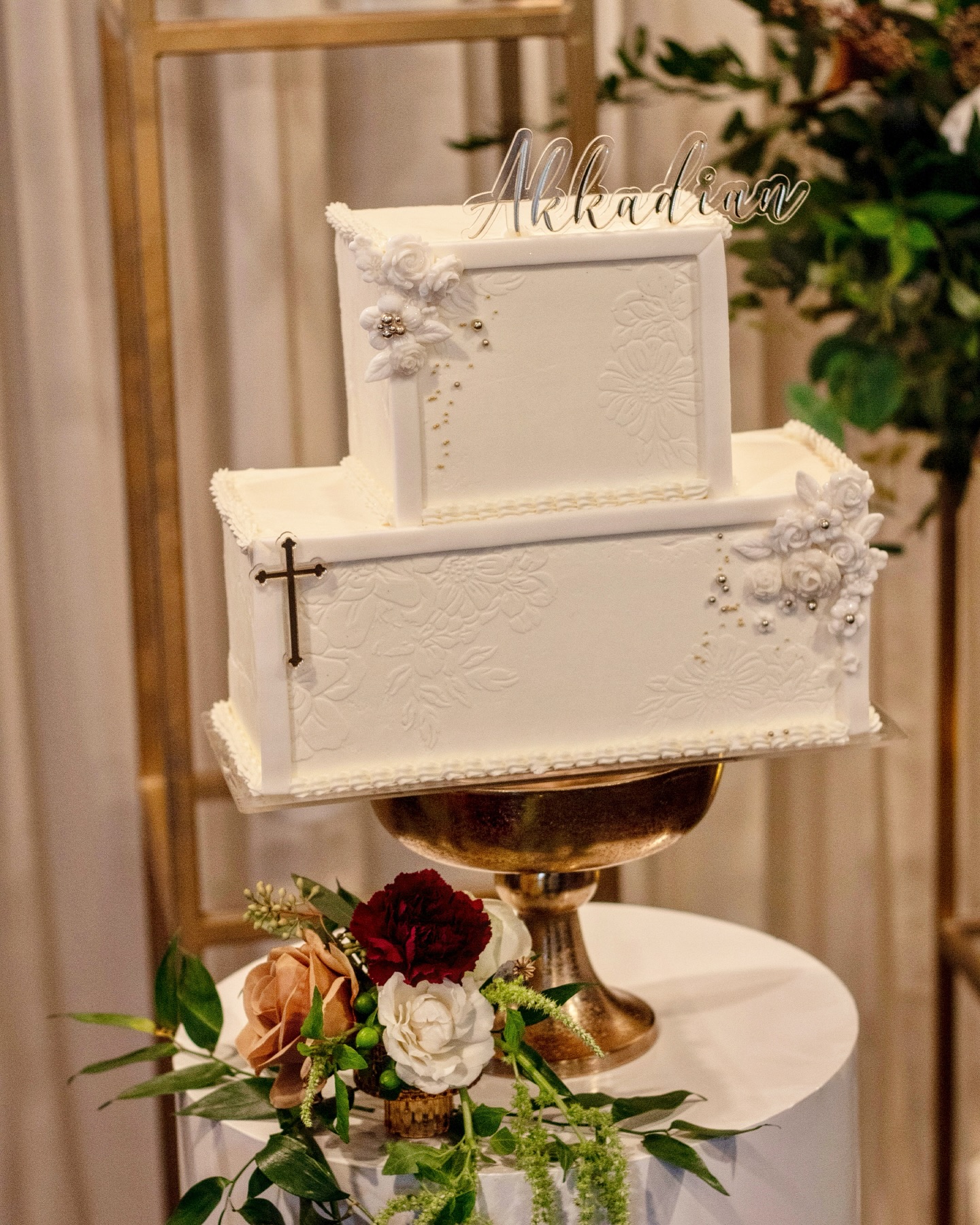 ✨Welcome to the Christian World Baby Akkadian✨
.
.
Event styling @extravaganteventsbymg
Florist @theflowercrownca
Photography 📸 @calis_captures_
Venue @skewerskabob
.
.
#sugardreamsodeza #christeningcake #baptismalcake #cakecakecake #customcakes #cakeinspiration #cakestyle #cakedesign