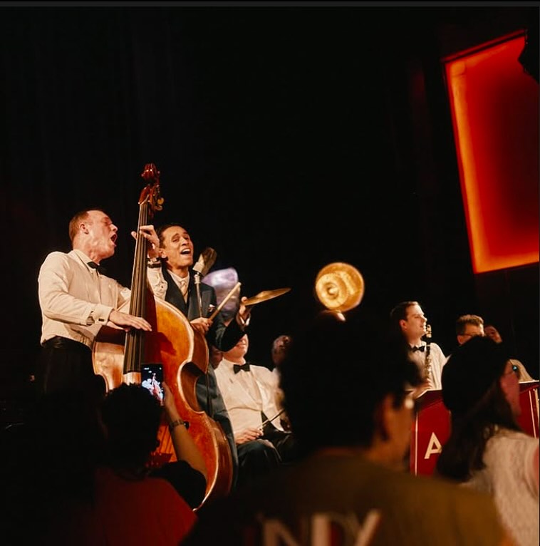 With The Swing Dance Orchestra, performing “Reefer Man” at Swing It Berlin 2025.
@swingbase
@theswinginhermlins
@daveetheewave
Photo: @steph_oconnor
#1930s, #1940s, #vintagefashion, #suit, #retro, #vintage, #swing, #dance #swingdance, #lindyhop, #bigband, #dance, #music,
#swingdanceorchestra, #retro, #doublebass, #slapbass, #gutstrings, #oldtimes, #vintageberlin, #swingitberlin