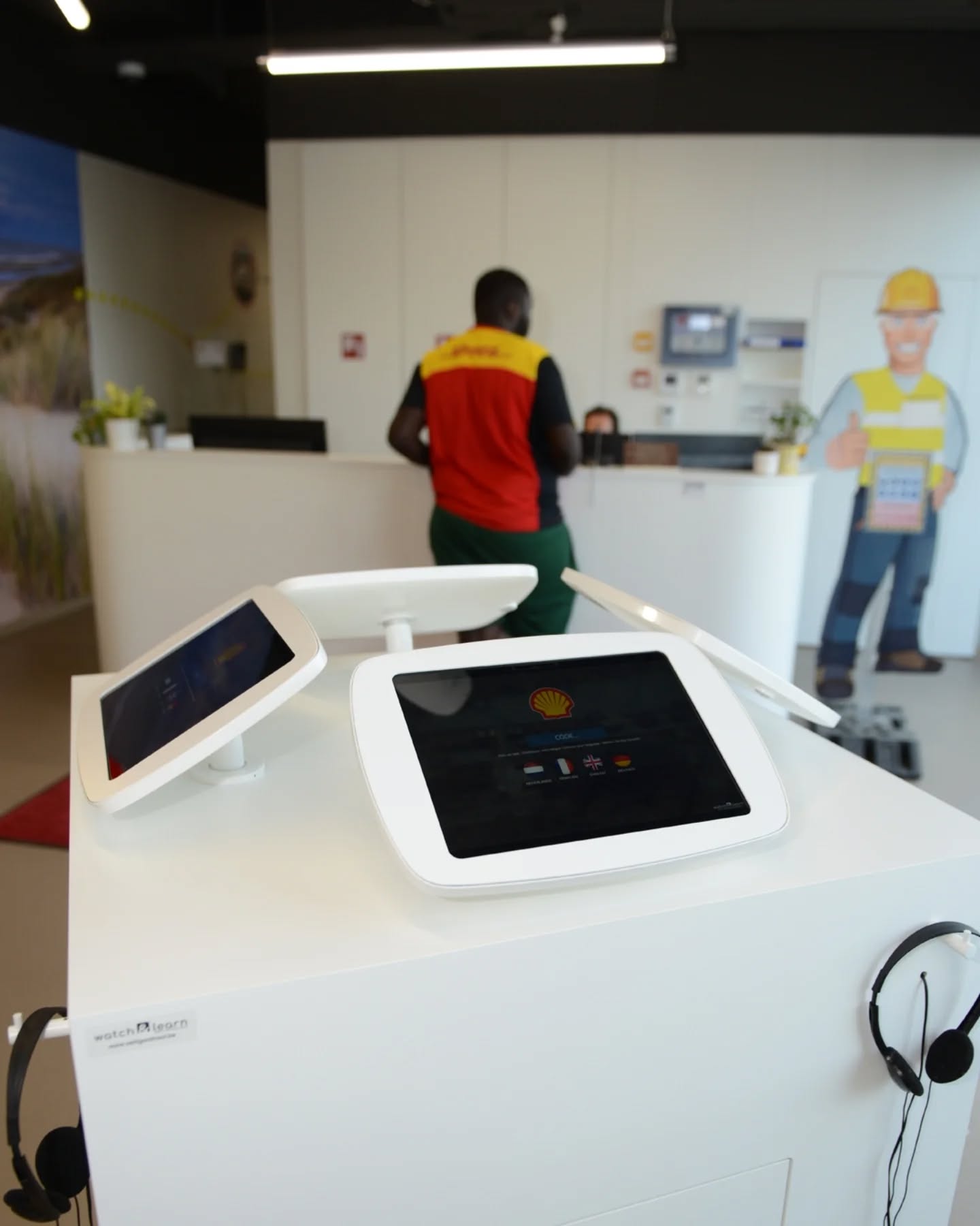 Wist je dat we verschillende opstellingen van onze onthaalapplicatie aanbieden?
💡 Eén ervan is een kiosk op maat. Bij Belgian Shell in Gent kozen ze voor onze witte uitvoering met daarop 4 tablets. Dit zorgt ervoor dat er altijd wel een tablet beschikbaar is en de wachtrij aan het onthaal opmerkelijk vermindert.
🚀 Én onze witte kiosk past bovendien perfect in het interieur van hun onthaalruimte. 🤩
Wat vind jij van het resultaat?
#ingeblikt #veiligonthaal #safety #veiligheidsfilm #opleidingssoftware #onthaalkiosk