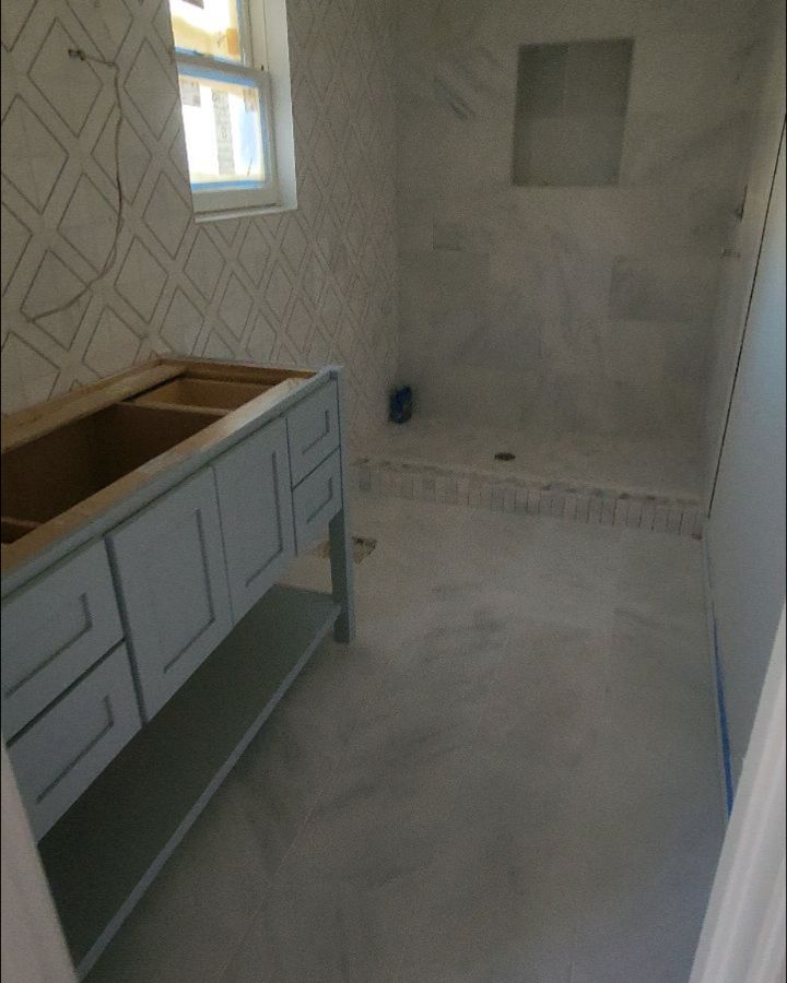 A bathtub project made of Spanish marble, featuring wall mosaics that required highly detailed installation and precise adjustments.