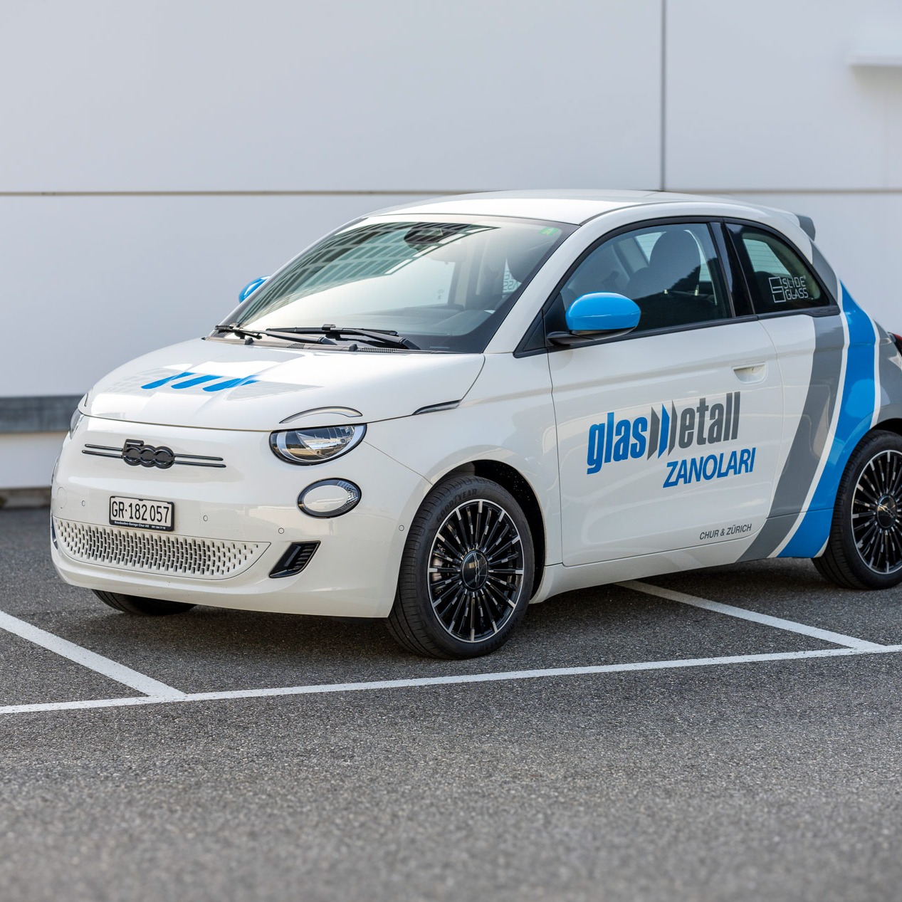 Dieses Projekt rockt!
Du siehst den frisch gestalteten und beschrifteten
Elektro Fiat 500 von GlasMetall Zanolari aus Chur.
Mit ordentlich Style und Liebe zum Detail haben wir
den kleinen Flitzer zum echten Eye-Catcher gepimpt!
Danke an GlasMetall Zanolari für euer Vertrauen – hat
mega Spass gemacht, mit euch etwas Cooles auf die
Strasse zu bringen!
Wie findest du das Endergebnis? Schreib’s in die
Kommentare!
#fiat500 #fahrzeugbeschriftung #designvibes
#beschriftung #elektroauto #chur #designinspiriert
#fiatlove #cartuning #autoinspiration #elektroflitzer
#graubünden #churliebe #autodesign #creativeminds
#werbegestaltung #kleinaberfein #brandingdesign
#schweizerdesign #autoliebe #fiatfans