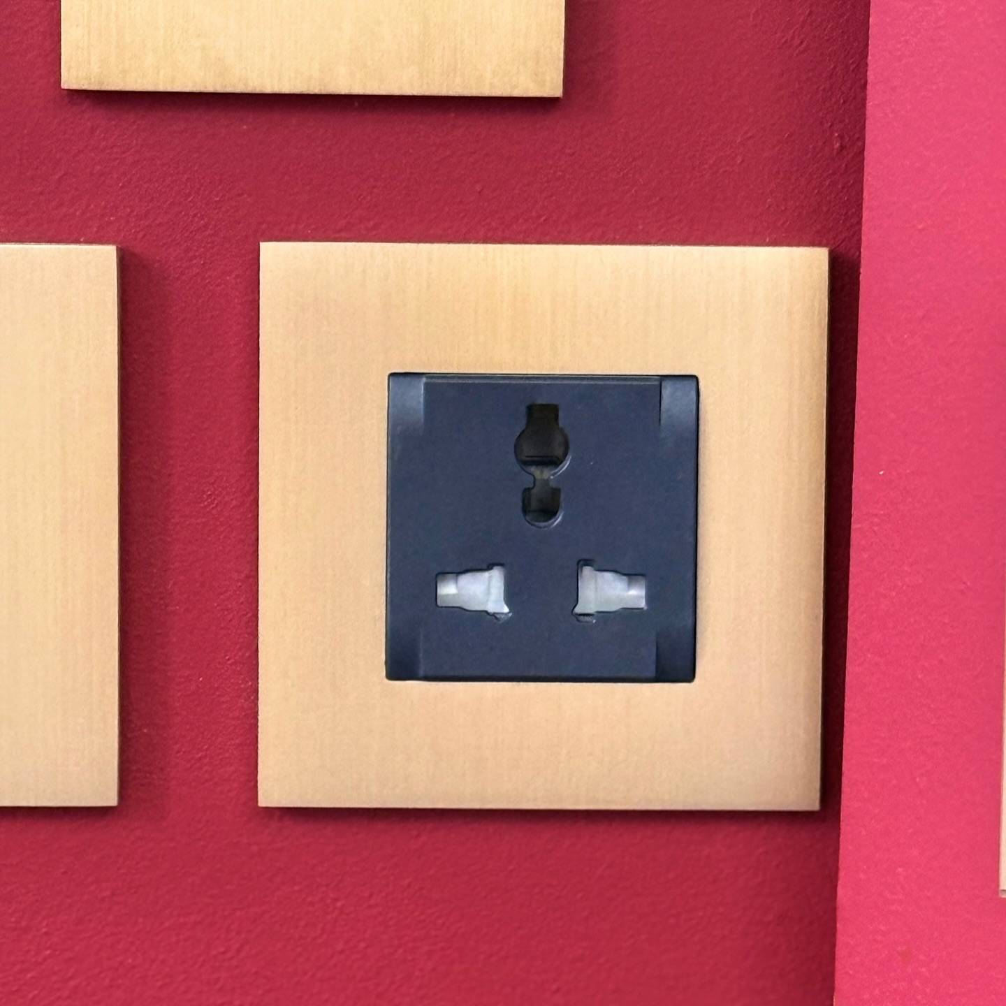 Nous sommes très heureux de vous annoncer l’arrivée des prises suisses dans notre catalogue !🇨🇭❤️
#6ixtes #6ixtesinterrupteurs #interrupteur #ateliersdefrance #savoirfaire #artisanat #artisanatfrancais #artisans #art #gravure #appartement #architecture #luxe #decorationinterieur #paris #decoration #interiordesign #interiordecor #homedecor #design #craftmanship #homedesign #interiorarchitect