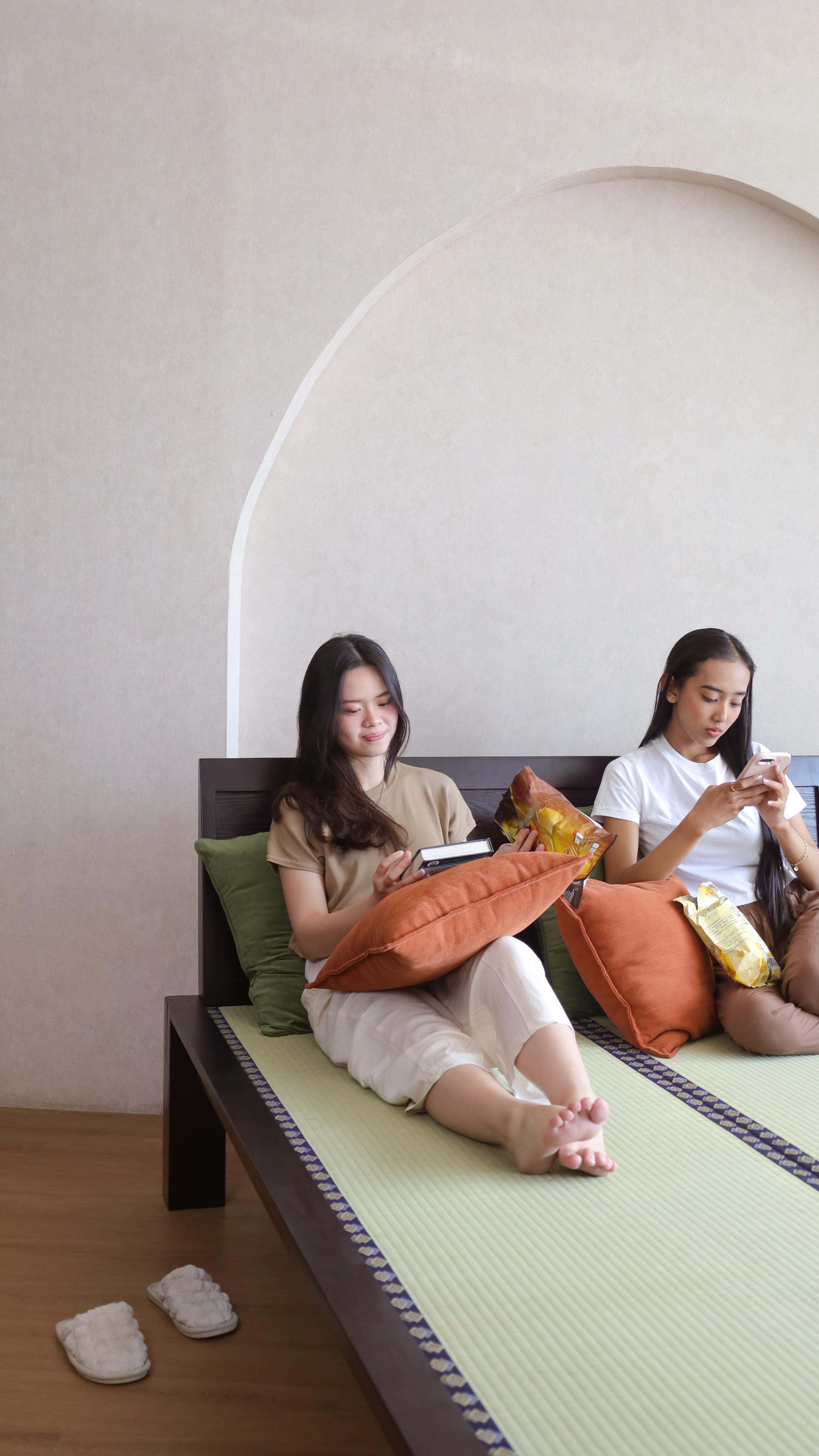 Hal simple yang bikin tatami bed makin keliatan cantik, nyaman dan estetik! Makin betah deh pastii hangout diatas tatami bed bareng orang tercinta!
#furniturkayu #woodenfurniture #interiordesign #interiordesigninspo