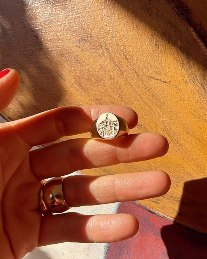 These days a lot of things feel disposable and the value of handcraft is giving way to things that are made quickly and without intention. But I still feel as though the value of a making an object that has symbolic value as well as being made with inherently quality materials is my goal. This ring began with the intention of making a special guy a pinky ring as a gift and through the process we realized he had a family crest. From getting the shape of the signet just right to having the family crest masterfully hand engraved it was a fun journey that finished with an heirloom quality piece for his fam ❤️ Thankful for such a fun and special project. A talisman to be worn all day everyday for lifetimes. ✨#pinkyring#mensjewelry#katherinelincoln#madeinnyc#heirloomjewelry#signetring