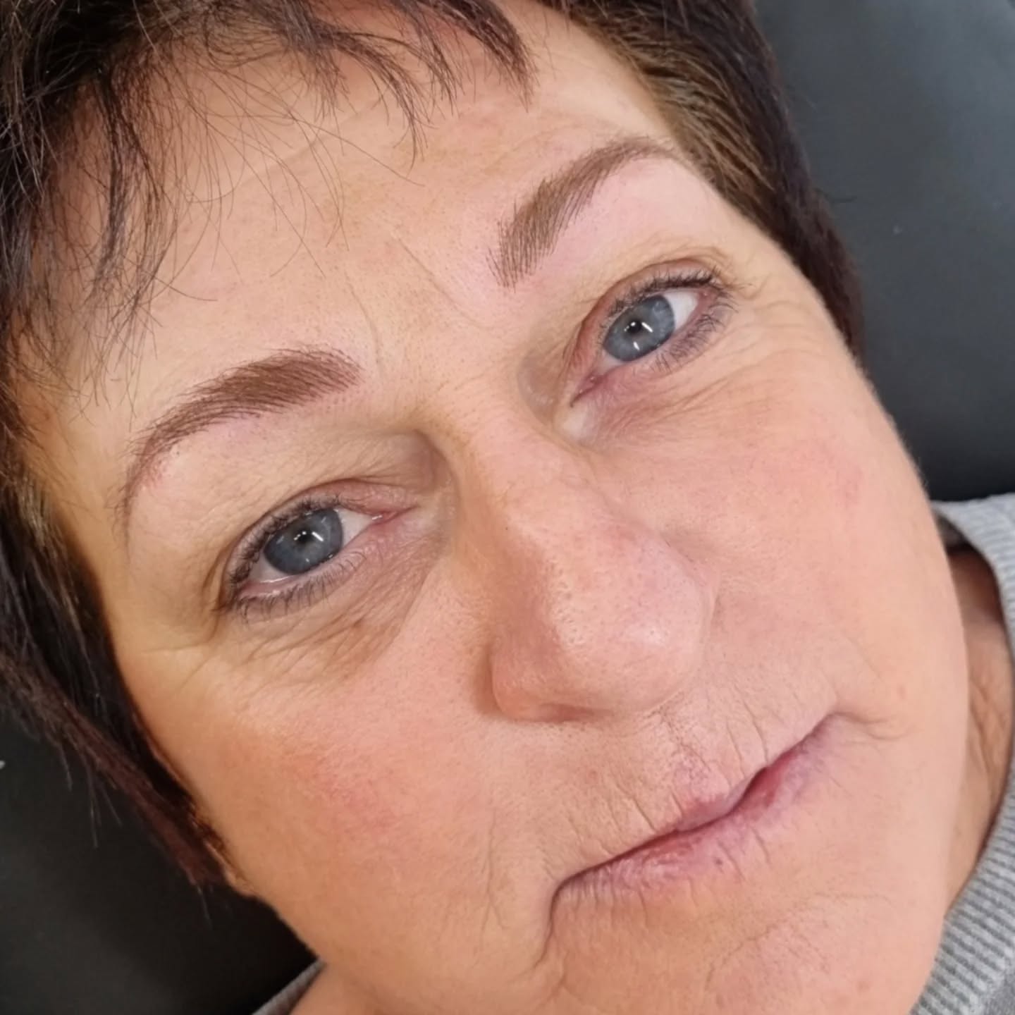 ✨️Nano Brows✨️
A natural shape and lift for my lovely client 💓
Created @tattoo.by.karo
.
.
.
#pmupermanentmakeup
#nanobrows #augenbrauenfreiburg #pmufreiburg #hairstrokeeyebrows #permanentmakeupartist #pmubrows #hyperrealismbrows