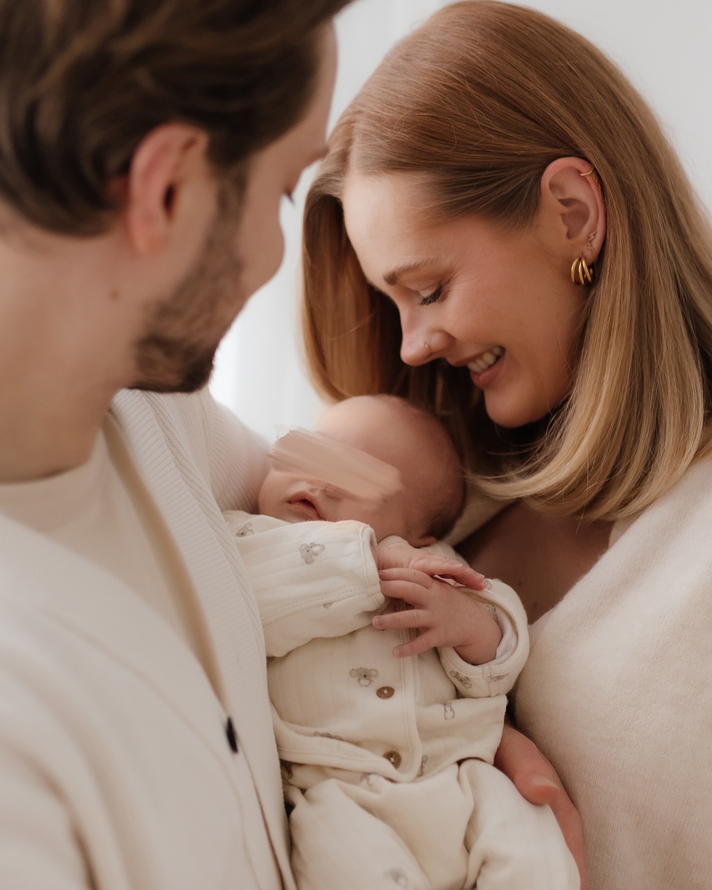 Ein neuer Lebensabschnitt beginnt, und ich durfte einen dieser ganz besonderen Momente mit dieser wundervollen Familie teilen. Es sind die kleinen Finger, die großen Augen und das zarte Lächeln, die in Erinnerung bleiben. Das erste Babyjahr ist voller Veränderungen – lasst uns gemeinsam die schönsten Augenblicke für euch festhalten.
Wenn ihr auch die ersten magischen Momente eures Babys in Fotos festhalten möchtet, meldet euch bei mir! Ich freue mich darauf, diese Erinnerungen mit euch zu schaffen. 🤍
#newbornlove #familienglück #unvergesslicheerinnerungen #recklinghausen #jkfotografie #familienfotografin