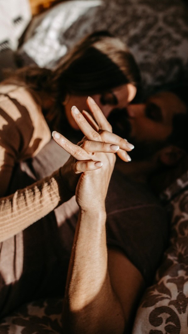 Nähe, Intimität und bedingungslose Liebe in einer Beziehung bedeutet auch sich gegenseitig die Freiräume einzuräumen, die man braucht.
Um ausgeglichen in meiner Beziehung und meinem Familienleben sein zu können braucht es für mich Zeit mit Freunden, Zeit allein, Zeit zum Nachdenken und zum Spaß haben. Was brauchst du um glücklich zu sein?
Diese Dateidee für dich und deine beste Freundin ist super schnell und einfach umzusetzen und ihr braucht nichts anderes als ein Blatt Papier und einen Stift (oder eben auch ein paar Buntstifte eurer Kinder 😋) optional: gutes Essen und Getränke. Die schönen und auch tiefen, motivierenden und witzigsten Gespräche entstehen automatisch.
Wir malen uns ein Jahresbingo mit Dingen die wir gerne machen, angreifen, umsetzen wollen. Wenn der gegenüber ein „BINGO“ erreicht hat, denke ich mir eine schöne Kleinigkeit aus, andersrum genauso.
Lege gleich los: mit wem würdest du das gerne machen? Schicke das Reel an deine beste Freundin und sucht direkt nach einen Termin zum umsetzten ❤️ glaubt mir es lohnt sich
#bestefreundin #dateidee #zieleerreichen #zielesetzen #bffdate #bffdatenight #wirsindechtemamas #elterntipps #neueideen