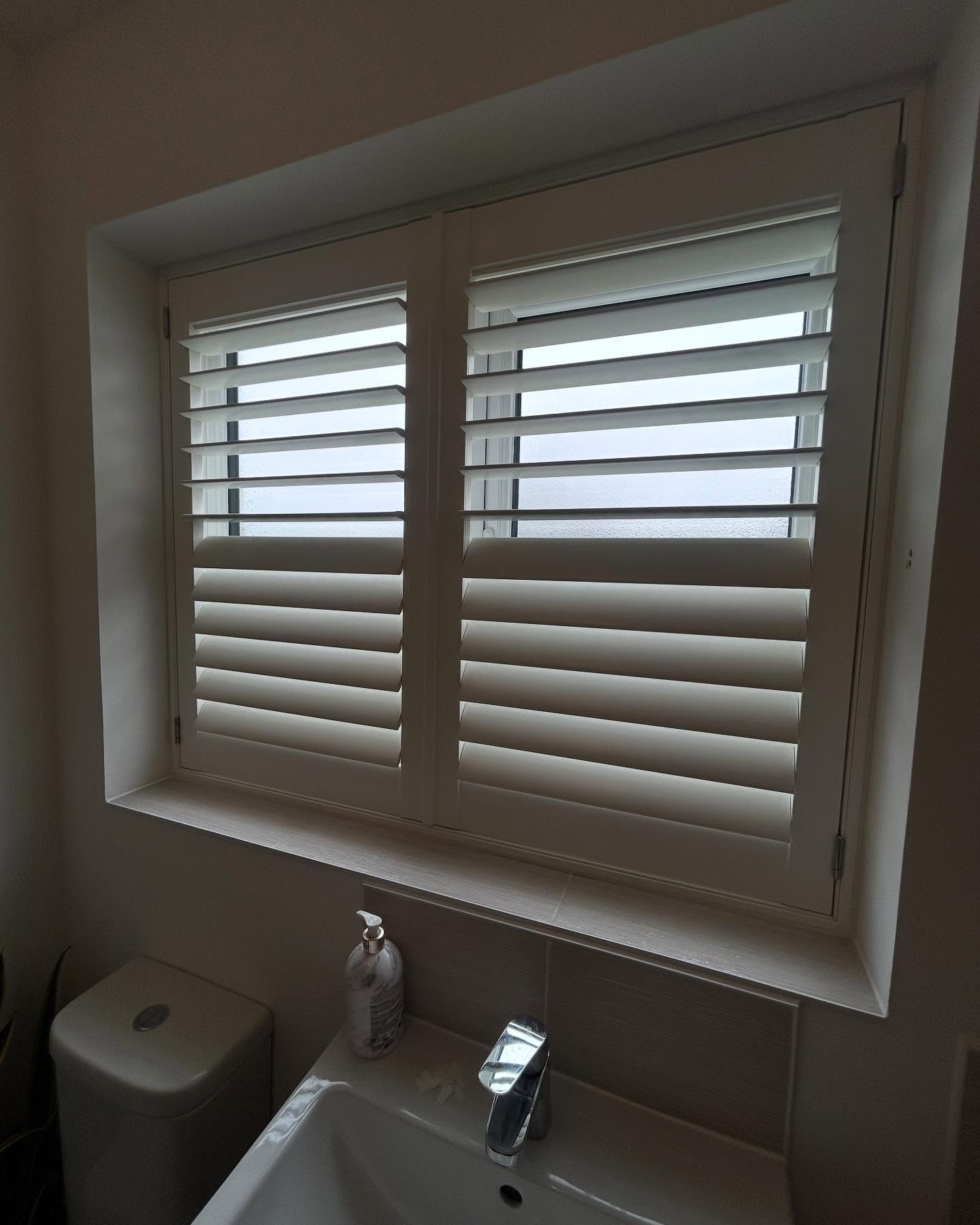 Fitting today over in #crowborough for a lovely couple who kept me fuelled with coffee and chat - my 2 favourite things. Some regular full height shutters fitted aswell as shutter and shade for blackout in the bedrooms. Bathroom fitted with PVC waterproof shutters #shutters #plantationshutters #craftsmen #newbuild #newbuilds #newhome #home #homeideas #homeinspo #newbuildinspo #renovation #renovationproject #blinds #interior #interiors #interiorinspo #home #luxury #inspiration #design #home #blindskent #blindssussex #shutterskent #shutterseastsussex
