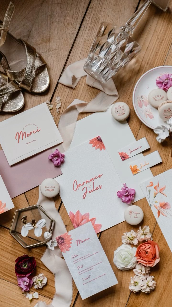 🌸✨ Autumn Sunset ✨🌅
Tu pensais que se marier en automne, c’était forcément sombre, avec des tonnes de orange et des citrouilles partout ? Spoiler alert : l’automne c’est bien plus que ça ! 🌟
Ce shooting prouve que l’automne peut être éclatant, chaleureux et ultra raffiné ! On a mixé une palette de couleurs inspirée des couchers de soleil d’automne, du blanc immaculé et de petites touches de doré pour une atmosphère pleine de joie et d’élégance. ✨
La lumière douce d’une serre botanique, une ambiance festive et chaleureuse malgré la fraîcheur extérieure, la beauté éclatante des fleurs de saison, « Autumn Sunset » est la preuve que l’automne est LA saison idéale pour un mariage plein de charme et d’audace. 💍
Un grand merci à tous les prestataires incroyables qui ont mis leur créativité au service de ce projet ! Ensemble, nous avons montré que l’automne peut être aussi magique pour une célébration que le printemps ou l’été. 💫
DA & Organisation : @_maisonhortense
Photographe : @manonlb_weddingphotographer
Lieu : @domainelemezo
Robe : @thomdecorbie.robedemariee
Mise en beauté : @as_maquille
Bijoux : @nahclay_
Papeterie : @b_e_e_z_h
Fleurs : @les_bottes_d_anemone
Macarons : @lamarysienne
Cocktails : @infuse__me
Chaises : @azeztadesign
Modèles : Santana & Julien
#AutumnSunset #MariageAutomne #InspirationMariage