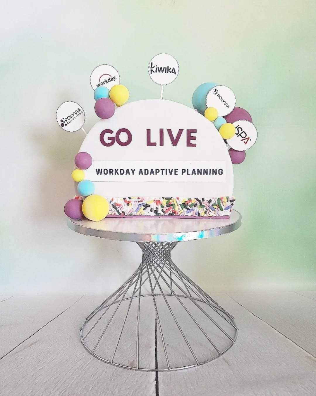 Voici une création originale 100% inspirée du logo, de l'evenement et du domaine d'activités de l'entreprise qui l'a commandée.
Un moyen original de faire apparaître tous les logos des partenaires sur un gâteau de 20 parts.
Les petites paillettes du bas rappellent les plastiques recyclés ♻️
100% sur-mesure, 100% gourmand ✨
À l’intérieur ? Un équilibre parfait entre douceur et fraîcheur :
🎂 Moelleux vanille
🍓 Confit de fruits rouges maison
🤍 Ganache montée légère à la vanille de Madagascar
Vous avez un événement pro ou perso à célébrer ? 🎉 Parlons-en et créons ensemble le gâteau qui vous ressemble !
#laperlerarecakedesign #GâteauSurMesure #CakeDesign #Événementiel #GoLive #PâtisserieCréative