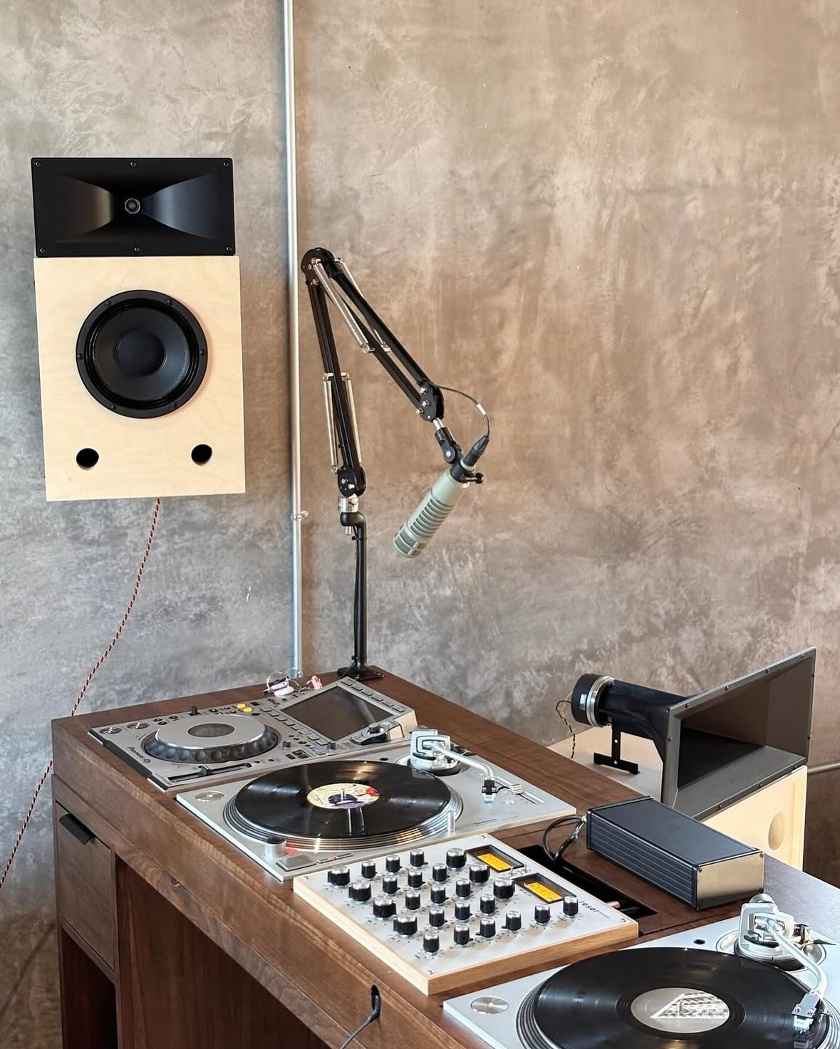 Absolutely mint setup ✨💿
Repost from @maxvmaxv @ville.sound who designed and built the speakers for @thelighthousecampus
👉🏼 Follow @doyouspin for more
👉🏼 Follow @doyouspin for more
👉🏼 Follow @doyouspin for more
DM for submission & Email for promotion 📩
#rotarymixer #technics #djsetup #vinyldj #rominimal #classicdj #classicmixer #boutiqemixer #hifi #audiophile #hifidj #djlife #vinyljunkie #vinyladdict #technics1210 #sl1200 #doyouspin #djdesk #djbooth #listeningbar #recordstore #vinylonly #djculture