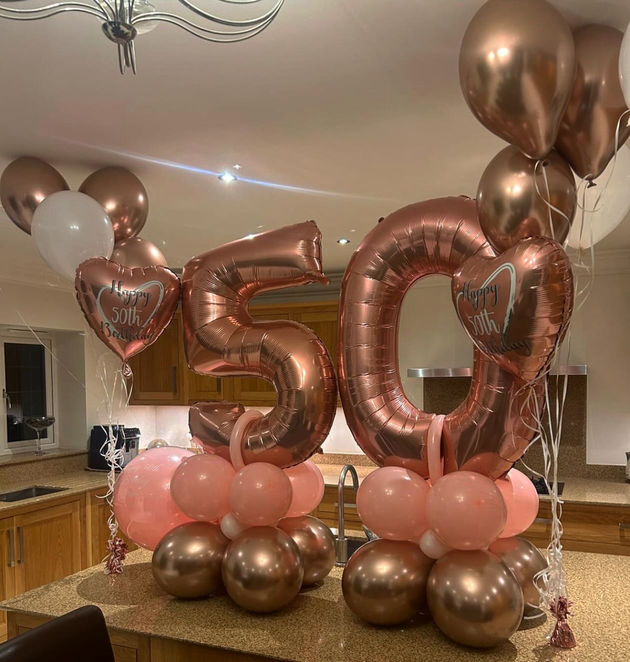 Fabulous 50 🍾 featuring number balloon stacks and some helium bunches! Making the cutest table decor!
Dm us for your birthday needs!
.
.
.
#birthday#birthdayparty#birthdayballoons#birthdaydecor#backdrop#buckinghamshire#kidsbirthday#balloonarch#personalisedballoons#50th#50thbirthday