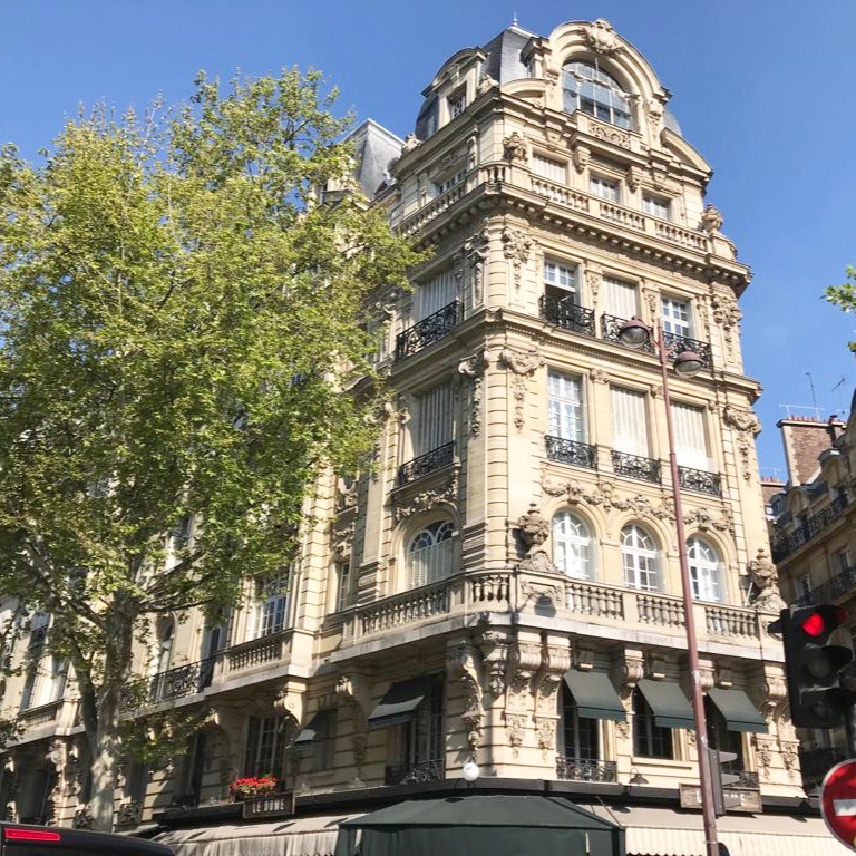 ✨ Discover this exclusive itinerary! 🌿🏰
Departure from the apartment 🏠
🌅 Breakfast
☕ Kitsuné Café: An elegant café for a good matcha latte or an espresso accompanied by a pastry.
🎭 Morning visit
🏛️ Musée National Jean-Jacques Henner – A beautiful house-museum dedicated to the Alsatian artist, in an intimate setting.
🍽️ Lunch
🥗 Coretta: A modern restaurant with refined cuisine and seasonal products, perfect for a gourmet lunch.
🌿 Relaxation break
🍃 Parc Monceau: One of the most beautiful parks in Paris, perfect for a relaxing stroll or a moment of reading on a bench.
🎳 Guten Bowling: A modern and stylish bowling alley to have fun with friends! (13 Rue Brochant, 75017 Paris)
🌃 Dinner and outing
🍷 Le Bistrot des Dames: A hidden restaurant with a pretty secret garden, ideal for a cozy dinner.
🍸 Le Bar de l'Hôtel Brach – A chic rooftop with a superb view of Paris to end the evening in style.
Everything is possible on foot or in a few metro/bus stations! 😍
#paris #arrondissement #discovery #itinerary #evengestion