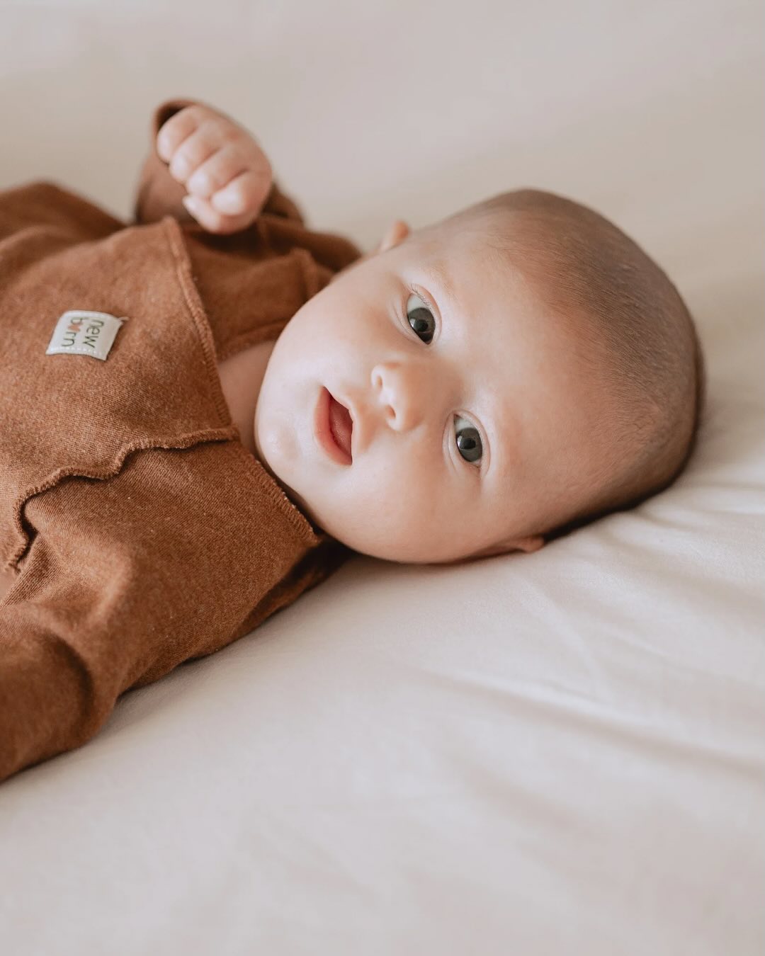 ✨ J’ai eu le bonheur de rencontrer Lilio et sa famille pour sa toute première séance photo à domicile. ✨
Dans leur cocon chaleureux, baigné de lumière douce, j’ai immortalisé ces premiers instants à trois, remplis de tendresse et d’amour. 🫶
#futuremaman2025
#photographenaissancemontauban
#photographelifestyle
#leslysouletphotographe
#SeanceNaissance #PhotographieNaissance #PremiersInstants #TendresseEtEmotions #SouvenirsDeFamille #AmourInfini #Naissance2025 #InstantsPrecieux #DouceurDeVivre