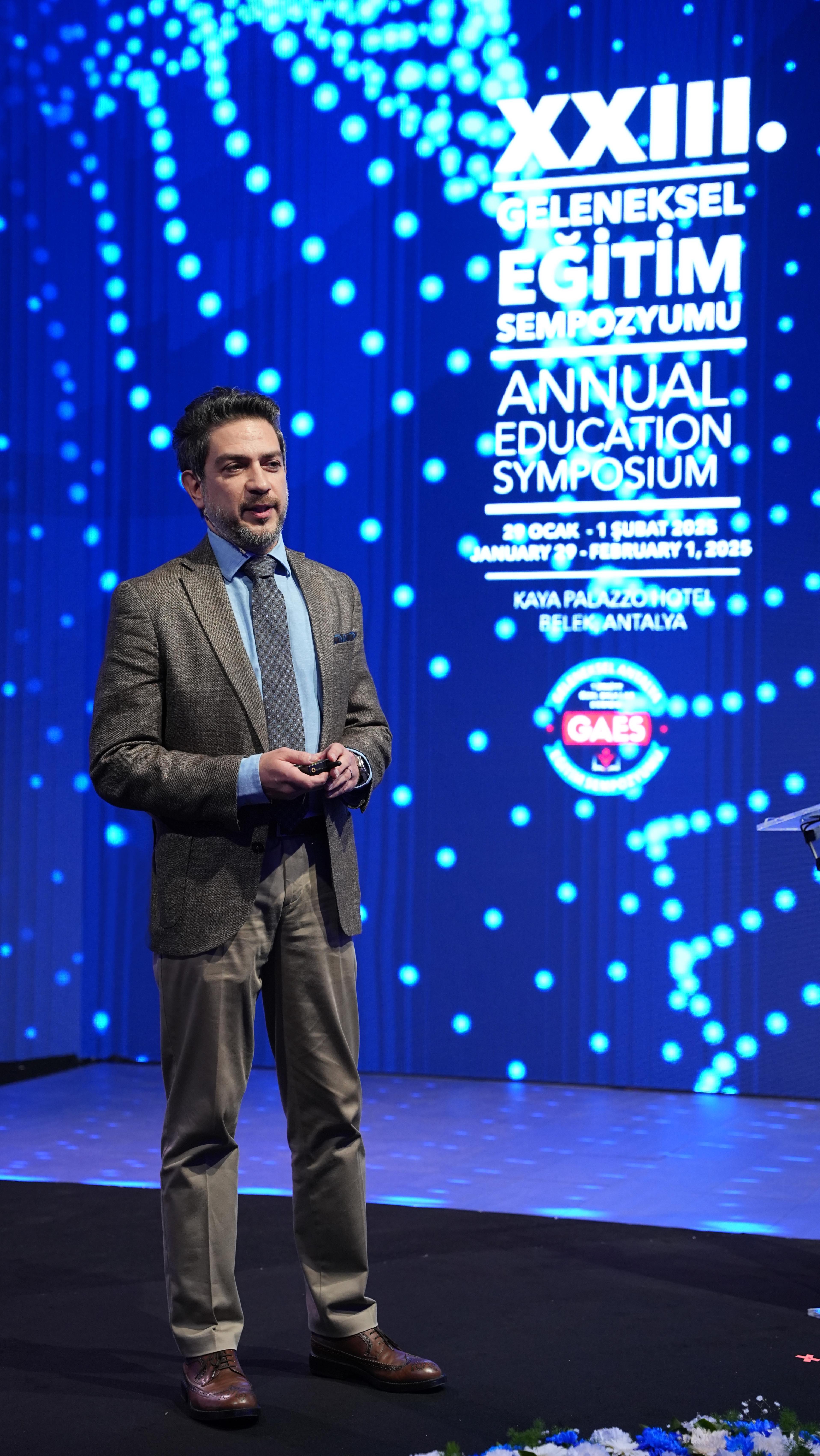 Türkiye Özel Okullar Derneği tarafından düzenlenen XXIII. Geleneksel Antalya Eğitim Sempozyumu’nda Khan Academy Uluslararası Operasyonlardan Sorumlu Başkan Yardımcısı Sandeep Bapna ile birlikte Yapay Zekâ Çağında Eğitime Küresel Bir Perspektif: Khan Academy başlıklı oturumda yapay zeka ile hızla değişen eğitim ortamından, yapay zekanın ve eğitimin geleceğinden, Khan Academy’nin hikayesinden ve yapay zeka öğrenme ve öğretme asistanımız Khanmigo’dan bahsetme fırsatı yakaladık. Khan Academy’nin kurucusu Salman Khan rahatsızlığı sebebiyle katılamazken, sempozyum için hazırladığı bir video ile mesajlarını paylaştı. Sandeep ise ilk defa Türkiye’de sahne alarak eğitimcilerle buluştu.
Yapay zeka bundan sonra bizimle, önemli olan ise yapay zeka araçlarının örgün eğitim ile doğru şekilde buluşmasını destekleyecek iyi uygulama örneklerini artırmak. Yapay zeka, eğitimin bugüne kadar gördüğü en önemli teknolojik dönüşümün itici gücü olabilir. Eğer eğitim modelimizle doğru entegrasyonu başarabilirsek fırsat eşitliğini hiç olmadığı kadar güçlü kılabiliriz. Başaramazsak, ne yazık ki dijital uçurumun daha da büyüdüğüne şahit olmak zorunda kalırız.
Khanmigo’nun yakında ülkemizde de kullanıma sunulacağının müjdesini verme şansı bulduğumuz GAES’e bizi davet eden TÖZOK yönetimine, harika organizasyonda emeği geçen herkese ve tüm katılımcılara teşekkür ederiz. Seneye Antalya’da tekrar görüşmek dileğiyle.
@khanacademy @khanacademyturkce @tozok.gaes
#khanacademy #khanacademytürkçe #tözok #gaes #gaes2025 #eğitim #egitim #okul #öğrenci #öğretmen #eğitimsistemi #eğitimteknolojileri #yapayzeka #eğitimdeyapayzeka #gelecek #dijitaldönüşüm #teknoloji #ai #edtech #education #symposium #elearning #khanmigo #khanacademyturkce #herşeyiöğrenebilirsin