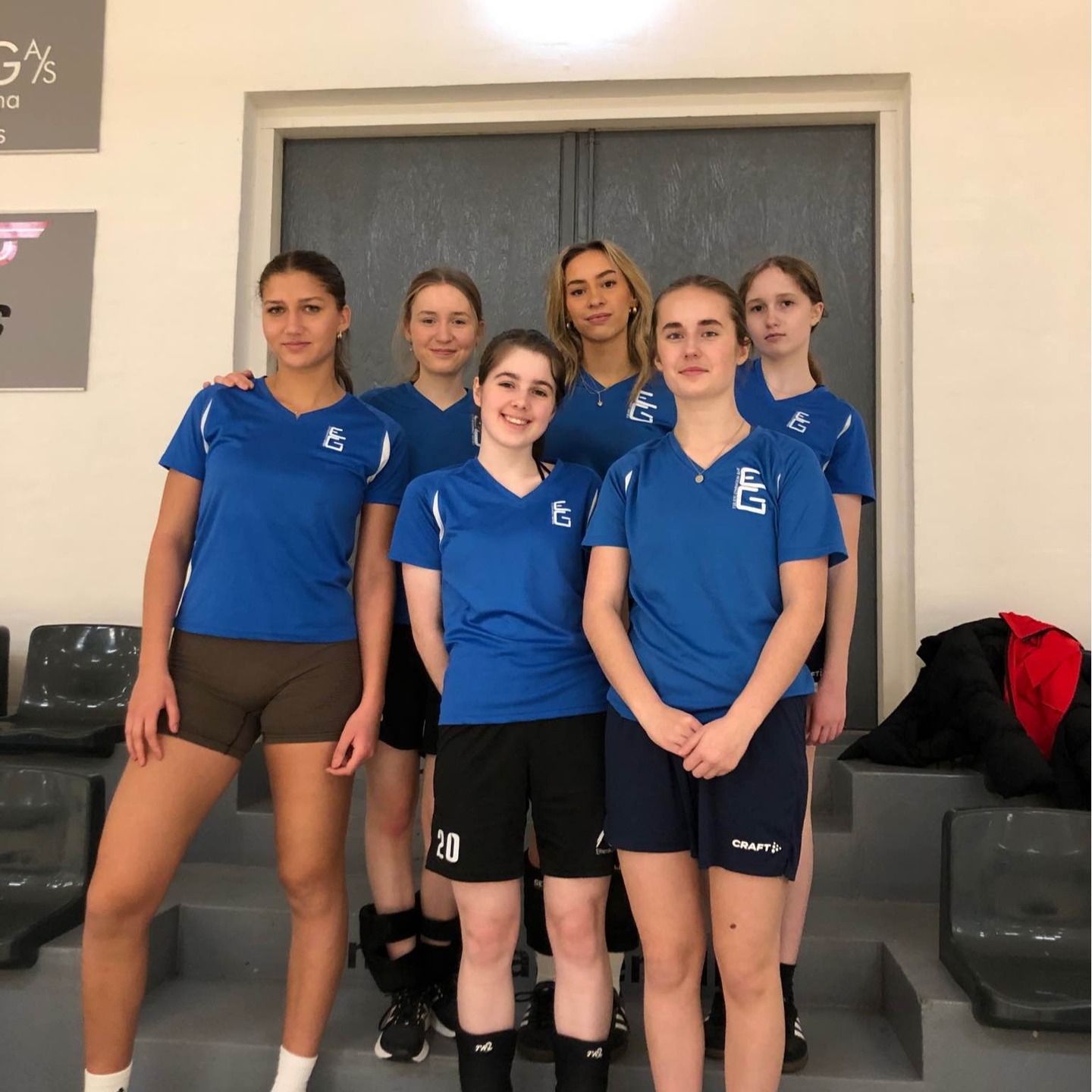 🏐 Volleydag i Skjern 🏐
Esbjerg Gymnasium stillede op med fire stærke volleyballhold i Skjern til en dag fyldt med spændende kampe mod andre gymnasier! 💪
🔥 Pigerne kæmpede sig hele vejen til finalen, hvor de desværre måtte se sig slået – men hvilken indsats! 🥈
🔥 Drengene nåede semifinalen, hvor de også leverede flot spil og masser af kampgejst. 👏