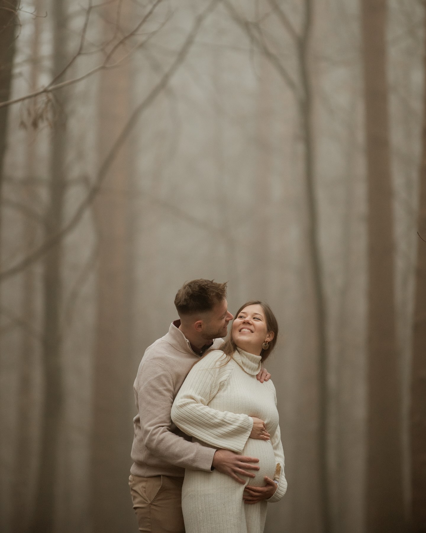Zo belangrijk om deze unieke tijd te herinneren. Dat prachtige bolle buikje, dat grote verlangen, spannende tijden…
Voor een zwangerschapsshoot zijn mama’s en papa’s gebonden aan een bepaalde periode voor het vastleggen van hun shoot. Niet bang zijn voor een shoot in de winter, want het kan absoluut prachtig zijn!
Een frisse neus en dikke mist maar wat stralen deze mama en papa to-be ❤️