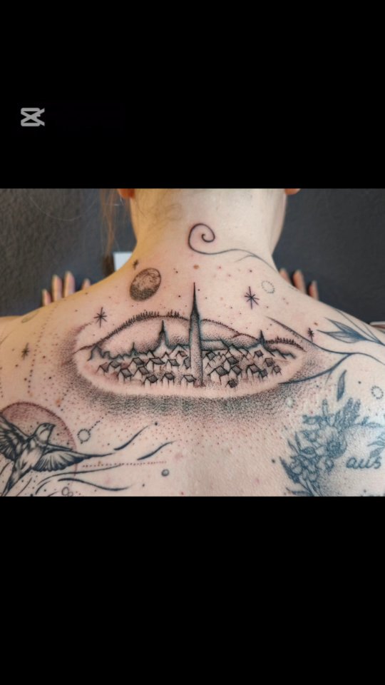 ✨ Freehand Backpiece ✨
Hier ist ein Blend von wichtigen und symbolischen Elementen für meine liebe Kundin. Alles zusammen haben wir in einem schönen harmonischen Backpiece zusammengeführt (plus kleines Coverup/Fresh up von der Stadt Bern, welches nicht von mir war) ❤️
Danke dir tausend für dein Vertrauen und dass ich meiner Kreativität freien Lauf lassen durfte 🥰🙏🏻✨