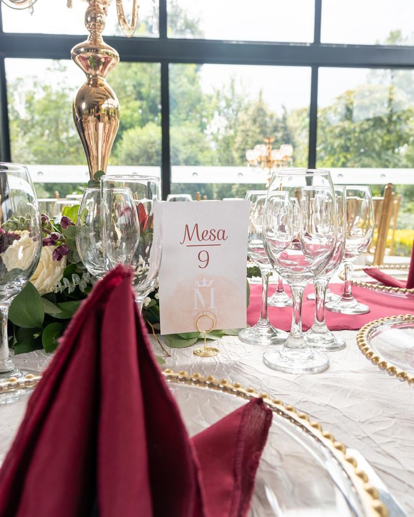 Un toque de elegancia y sofisticación: la mezcla perfecta de blanco, dorado y vinotinto que convierte este espacio en un lugar mágico para celebrar el amor. ✨💍 #BodaDeEnsueño #EleganciaIntemporal #ColoresQueEnamoran #cumpliendosueños #bodas