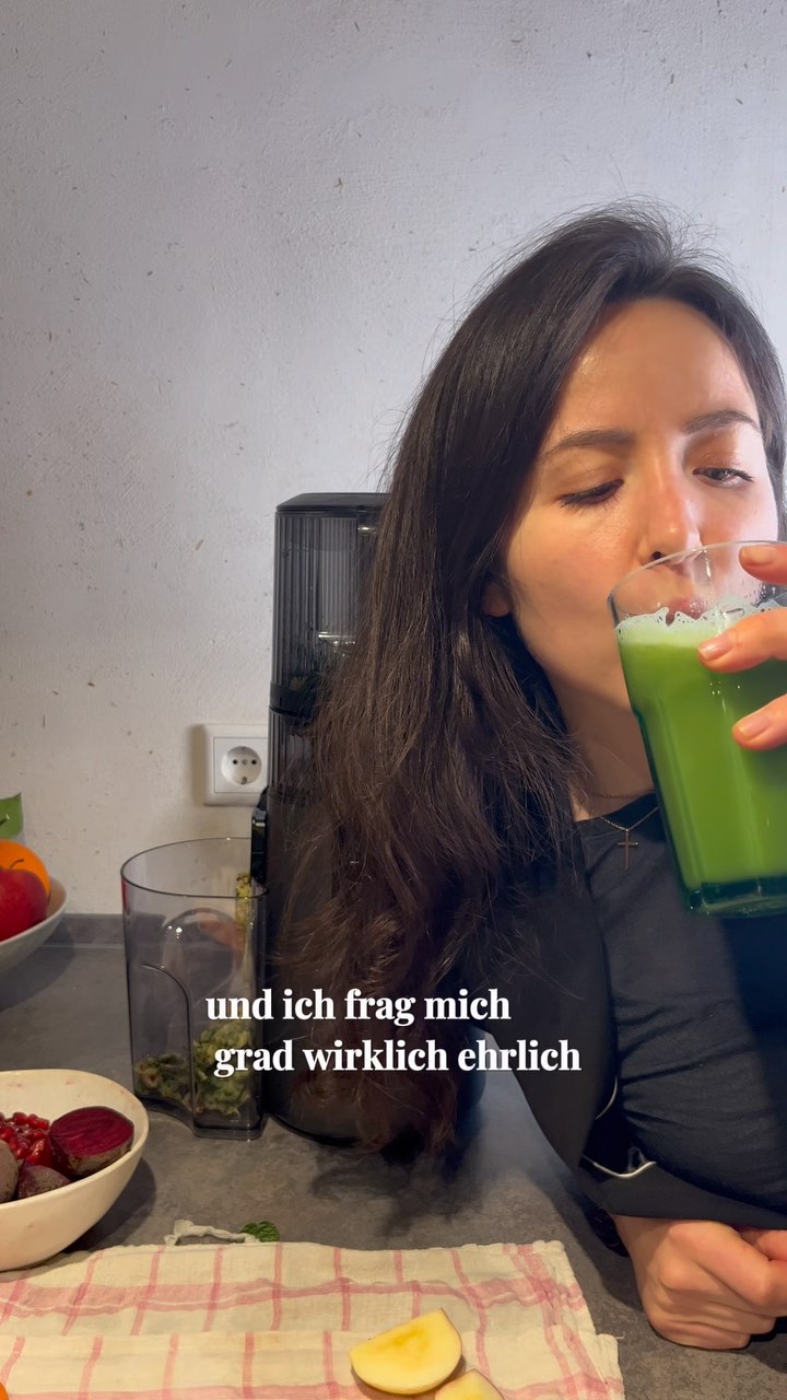 Eigentlich schwärm ich sonst nur so für meine Goodies, ABER dieses Gerät muss ich hier teilen. Wie ihr wisst, sind meine Goodies nicht nur süß und lecker, sondern auch wahre Nährstoffbomben. 😊
Du kannst deine Zellen aber auch regelmäßig von zu Hause aus mit den besten Nährstoffen versorgen und zwar mit einem Slow Juicer von @huromeuropeofficial
Entsaften hat so viele gesundheitliche Vorteile und die Modelle von Hurom liefern dabei wirklich 1A Qualität, wie kein anderes Gerät, welches zuvor genutzt hatte. 👍
Ich habe bereits 2017, also kurz nachdem ich meinen ersten Raw Cake gefertigt habe auch meinen ersten Slow Juicer gekauft und ever since mach ich mir frisch gepresste Säfte und genieße meine Raw Goodies .🙌🏼🙃
Nur dass es jetzt einfach 10x mehr Freude macht, weil die Nutzung, die Reinigung und die Saftausbeute so viel besser sind.👌🏻
Ich nutze übrigens das Modell H70ST und frag mich ehrlich gesagt, wieso ich nicht schon eher auf Hurom umgestiegen bin! 😶😍
Mit Verasgoodies10 sparst du dir 10% auf dein Modell.🫶
#anzeige #werbung #hurom #intuitiveeating