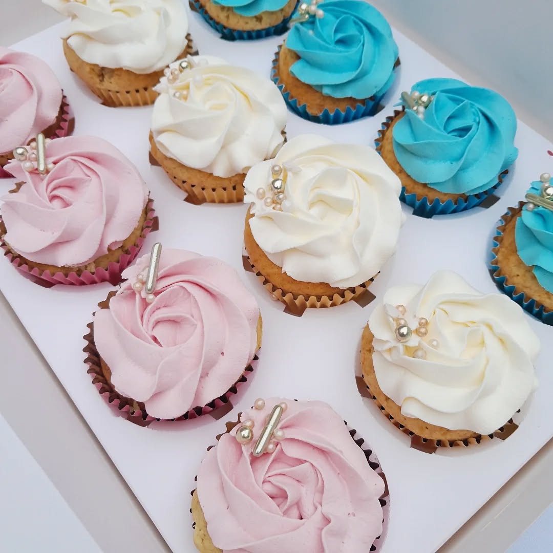 ✨ Des douceurs irrésistibles pour un gender reveal tout en gourmandise ! ✨
🧁 Cupcakes vanille au cœur fondant de confit de framboises maison, sublimés par une crème légère à la vanille.
🍭 Cakepops Nutella pour faire fondre de plaisir petits et grands !
Un moment magique à savourer en toute légèreté ! 💙💗
#GenderReveal #SweetTable #Gourmandise #CupcakesLovers #Cakepops #FaitMaison #BabyShower