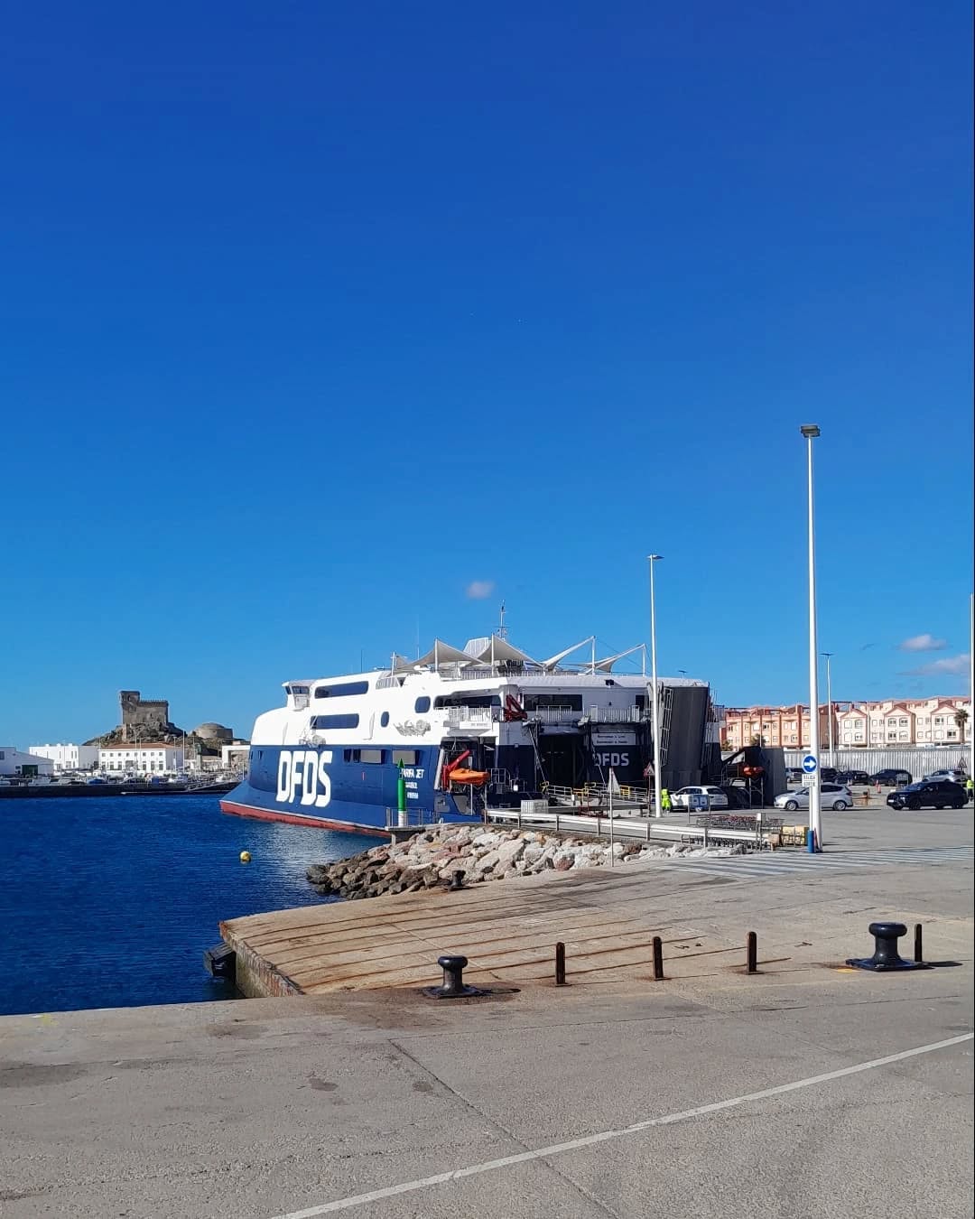 ¡Ubicación perfecta para quienes buscan comodidad y aventura! 🌍✨
High Flyers Kite House está a solo 4 minutos a pie del ferry que te lleva a Marruecos 🚢, donde puedes explorar el encanto de ciudades como Tánger, con sus medinas históricas, mercados vibrantes y rica cultura del norte de África. 🕌🍴
Y si te apetece playa, Playa Chica está a solo 8 minutos, un lugar increíble para relajarte o hacer esnórquel en las aguas cristalinas. Justo al lado de Playa Chica se encuentra la Playa de Los Lances de 8 km de largo, ¡el mejor lugar de kitesurf de Europa! 🌊🌅
Tanto si estás cruzando el Estrecho como si estás disfrutando de todo.
#HighFlyersKiteHouse #FerryAMarruecos #PlayaChica #Marruecos #Kite