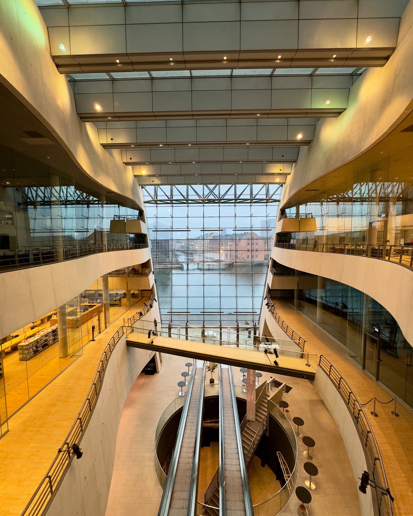 Una biblioteca o un capolavoro architettonico? 📖✨
Le cose da vedere a Copenaghen sono tante e ce n’è una che non vi potete assolutamente perdere: la Biblioteca Nazionale, conosciuta come The Black Diamond. Un luogo che è molto più di una semplice biblioteca. È un ponte tra passato e futuro, dove l’architettura moderna incontra la storia della Danimarca.
📚 Perché visitarla?
✔️ È una biblioteca pubblica, aperta a tutti, con una vista spettacolare sul canale
✔️ Ospita mostre, eventi culturali e una caffetteria perfetta per una pausa tra un libro e l’altro
✔️ Il contrasto tra la parte storica e l’ampliamento moderno è semplicemente unico.
📍 Dove si trova? In Søren Kierkegaards Plads e si raggiunge facilmente con l’autobus 66 dalla stazione centrale o a piedi passando per Christiansborg Slot.
Se anche tu ami i viaggi e i libri, questo è un posto che non puoi assolutamente perdere!
Ci sei già stato o lo aggiungerai alla tua lista? ⬇️✨ #TravelWithIaia
#copenhagen
#denmark #cph #copenhagentravel
#travelcopenhagen
#free #blackdiamond #biblioteca
#copenhagentips
Consigli di viaggio
Copenhagen
Black Diamond
Danimarca