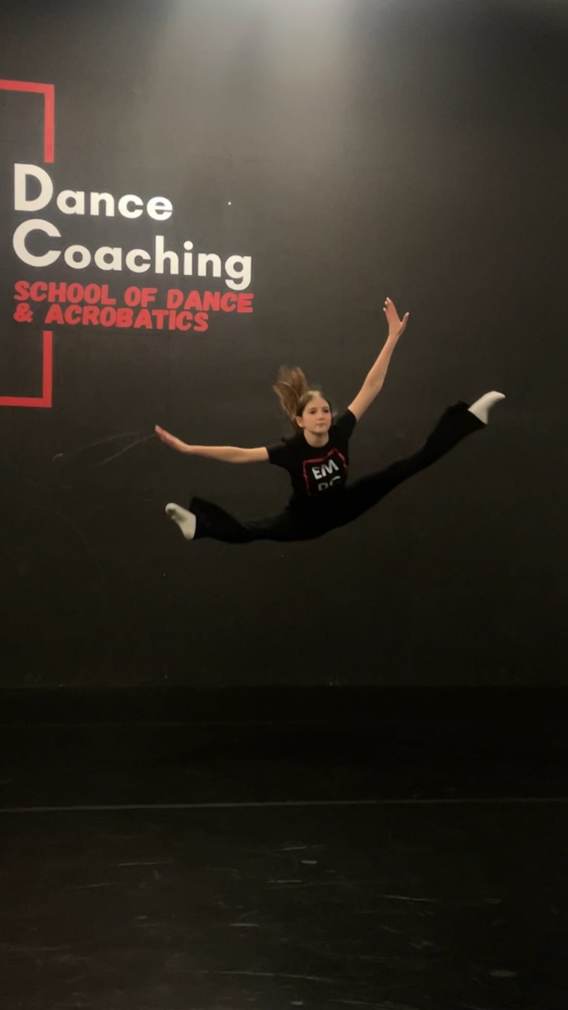 MELANI ✨
Legs for days 😍😍
Absolutely stunning lines and the technique is coming on so strong 💪
When you love to dance, it really shows 🤍 keep going, you’ve come so far and have such a future in front of you 💫
#emdcdancer #dance #miltonkeynes #miltonkeynesmums #miltonkeynesdance #dancemiltonkeynes #miltonkeyneskids #acrobaticarts #dancecompetitions