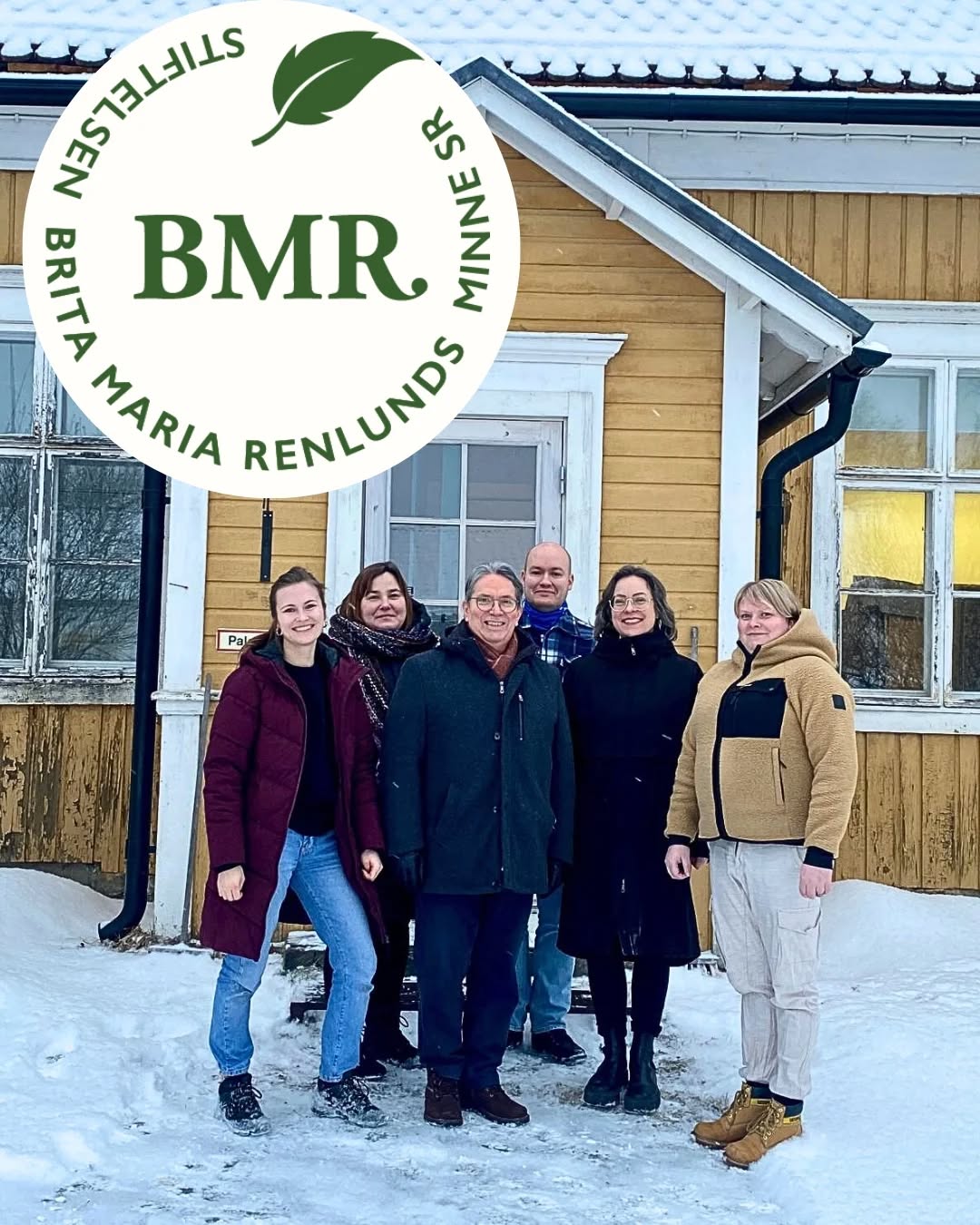 Sve/Fin
Igår var en milstolpe i Anders Chydenius Prästgårds
förenings historia! Vi har fått mottaga ett stort bidrag från Stiftelsen Brita Maria Renlund för utvecklandet av en flerspråkig Demokratiskola till Karleby med omnejd 💥💕
Projektet inleddes 2024 och föreningen kunde då med hjälp av tidigare bidrag från BMR anställa en verksamhetsledare bl.a. för att koordinera planeringen och förverkligandet av demokratiskolan. Demokratiskolans första fas består av ett start-up projekt på två år och verksamheten ska i huvudsak riktas till barn i grundskolan. På bilden ser ni styrgruppen som samlats under senhösten och vintern för att planera skolans upplägg och tematik.
Tack vare det fortsatta stödet från BMR fortsätter nu förberedelserna i rask takt med målet att kunna inleda demokratiskolans verksamhet hösten 2025! Tusen tack BMR för ert bidrag och för ert förtroende 💫🙏
Är du en lärare i Karleby nejden och har en finsk-/svenskspråkig klass i grundskola och är intresserad av att delta i detta projekt som pilotgrupp? Ta då kontakt så berättar vi mera.
📧 acprastgard@gmail.com
☎️ +358449010674
Eilen oli merkkipaalu Anders Chydeniuksen Pappilayhdistyksen historiassa! Olemme saaneet merkittävän apurahan Brita Maria Renlundin Säätiöltä monikielisen Demokratiakoulun kehittämiseen Kokkolaan ja sen lähialueille 💥💕
Hanke käynnistyi vuonna 2024, jolloin yhdistys pystyi aiempien BMR-apurahojen avulla palkkaamaan toiminnanjohtajan muun muassa koordinoimaan demokratia-koulun suunnittelua ja toteutusta. Demokratia-koulun ensimmäinen vaihe on kaksivuotinen start-up-projekti, ja sen toiminta kohdistuu pääasiassa peruskouluikäisiin lapsiin. Kuvassa näette ohjausryhmän, joka on kokoontunut loppusyksyn ja talven aikana suunnittelemaan koulun rakennetta ja teemoja.
BMR:n jatkuvan tuen ansiosta valmistelut etenevät nyt vauhdilla, ja tavoitteena on käynnistää demokratia-koulun toiminta syksyllä 2025! Suuret kiitokset BMR:lle tuestanne ja luottamuksestanne 💫🙏
Oletko opettaja Kokkolan seudulla ja sinulla on suomen- tai ruotsinkielinen luokka peruskoulussa? Oletko kiinnostunut osallistumaan tähän hankkeeseen pilottiryhmänä? Ota yhteyttä, niin kerromme lisää!