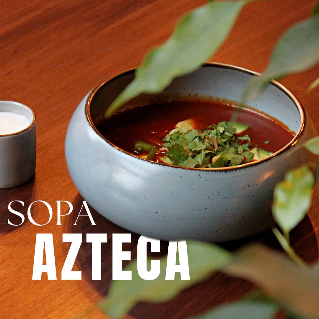 SOPA AZTECA, have you heard of it?🍲
Whether you’re looking for a light lunch, a hearty dinner or a great appetizer, this one fills the bill😋
Eating this soup is like taking a bite out of our Mexican history📜
Sopa azteca is believed to have originated from the need to utilize leftover ingredients in a delicious way. Traditionally it was made with a base of vegetable or chicken broth, combined with tomatoes, chiles and corn dough🍅🌶️