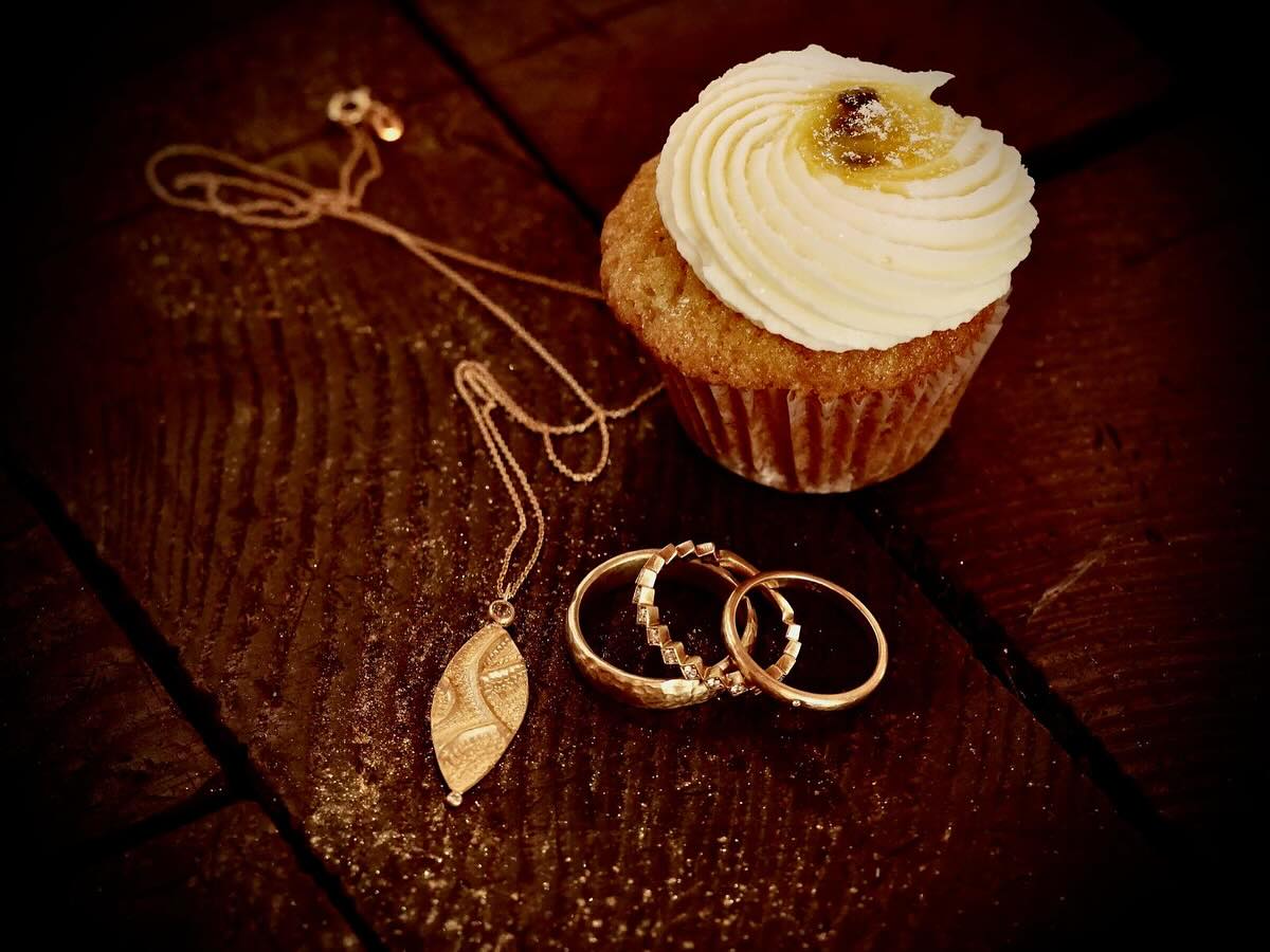 ✨ Ein ganz besonderes Geschenk für eine ganz besondere Person! ✨
Manchmal sind es die kleinen Dinge, die die größten Emotionen wecken.
Heute möchte ich euch zeigen, wie wertvoll es ist, Liebe und Kreativität in einem Geschenk zu vereinen. Der wundervolle Schmuck von @goldschmiedin_kathrin_dunst strahlt nicht nur Eleganz aus, sondern erzählt auch eine einzigartige Geschichte.
Und was könnte besser dazu passen als diese liebevoll gestalteten Cupcakes?
Egal ob zum Geburtstag, zur Verlobung einem Jubiläum oder einfach nur so - lasst uns die besonderen Momente im Leben feiern und sie mit Liebe und Kreativität füllen!
#BesondereGeschenke #Schmuckliebe #CupcakeKunst #Kreativität #LiebeTeilen #FeierDieMomente