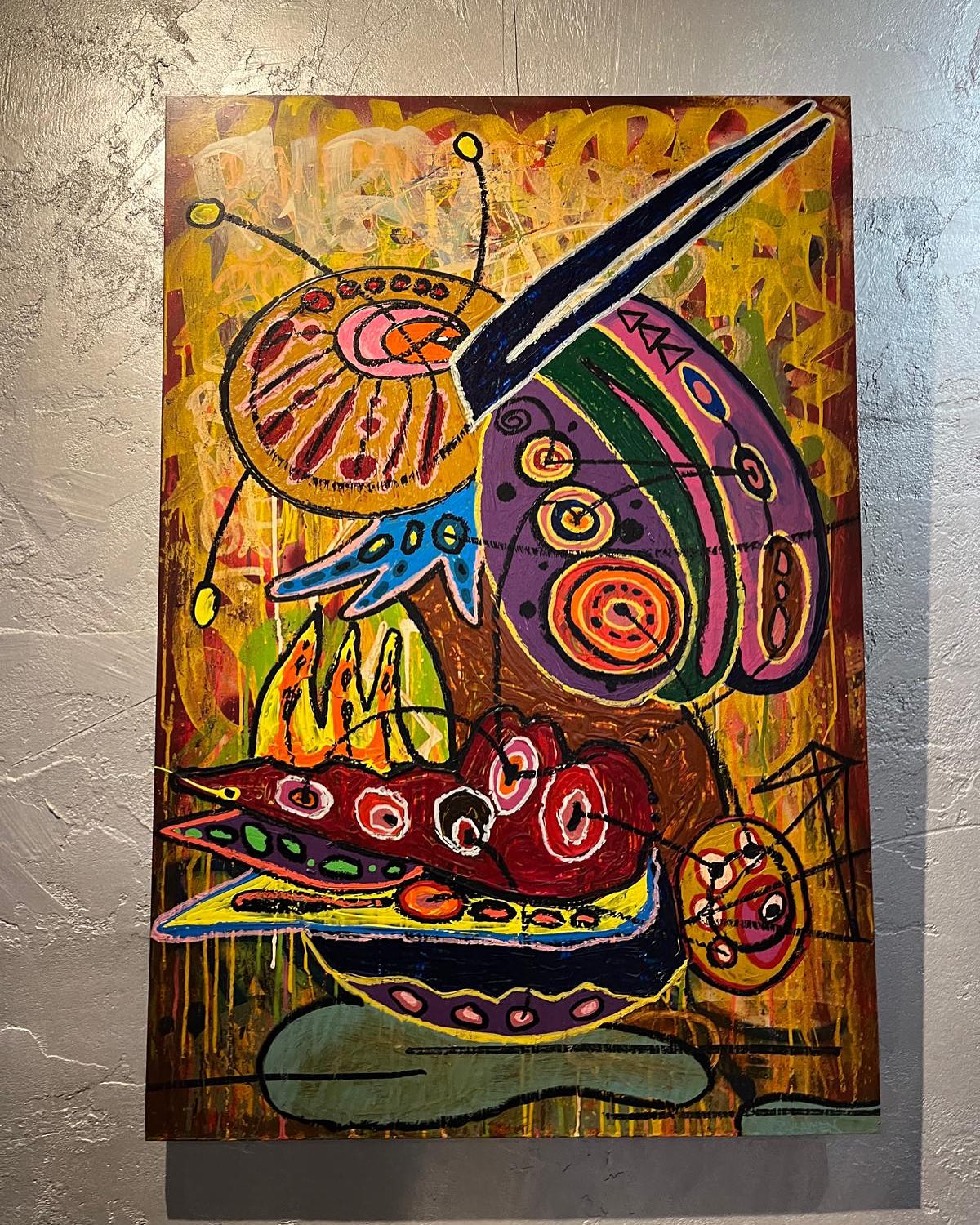 Esittelyssä Aatos Gallerian helmikuun näyttelyn toinen taiteilija:
Janne Viljakainen (s. 1976)
”Graffiti on ollut Viljakaiselle suurena inspiraationa kahdeksankymmentä luvulta saakka ja Janne toimii edelleen aktiivisesti graffitin parissa.
Maaleja Janne on käsitellyt niin työsaralla pintakäsittelijänä kuin graffeja tehdessään.
Kuvataide aktivoitui ja vahvistui 2000- luvun alussa Jannen aloittaessa Taidekoulu Maan kolme vuotisen kuvataidelinjan.
Näistä kaikesta yhdessä Jannen aktiivisuus kentällä koostuu, niin graffitin kuin kuvataiteen parissa.
Viljakaisen taulut syntyvät erilaisia piirutustekniikoita, maaleja sekä materiaaleja käyttäen.
Janne kuvailee maalausprosessin syntyä kuinka ympäristön havainnointi ja sen tuottama mielikuva piirtyy verkkokalvolle ja purkautuu pensselin kautta kankaalle. Vahvojen värien yhteensulautuessa, luonnon villin väripaletin insproimana.
Jannella on ollut lukuisia yksityisiä- ja yhteisnäyttelyjä kuppiloista gallerioihin ja tänä päivänä Janne toimii pääasiassa kuvataiteen parissa.
Vapaa taiteilija, joka yhdistelee graffitin ja luonnonmetelin omannäköiseksi tulkinnaksi.”
Tervetuloa tutustumaan näyttelyyn Aatos Cafen aukioloaikoina Ti-Pe 9-15 ja La 10-15 ja toki myös Vanha 123:n tapahtumissa. Seuraa tapahtumia ja infoa tileillä: @aatoscafe @vanha123_porvoo
#taidenäyttely
#kotimaistataidetta
#VisitPorvoo
#Aatosgalleriaporvoo
@aatosgalleriaporvoo @aatoscafe @vanha123_porvoo @hannakekalainen
