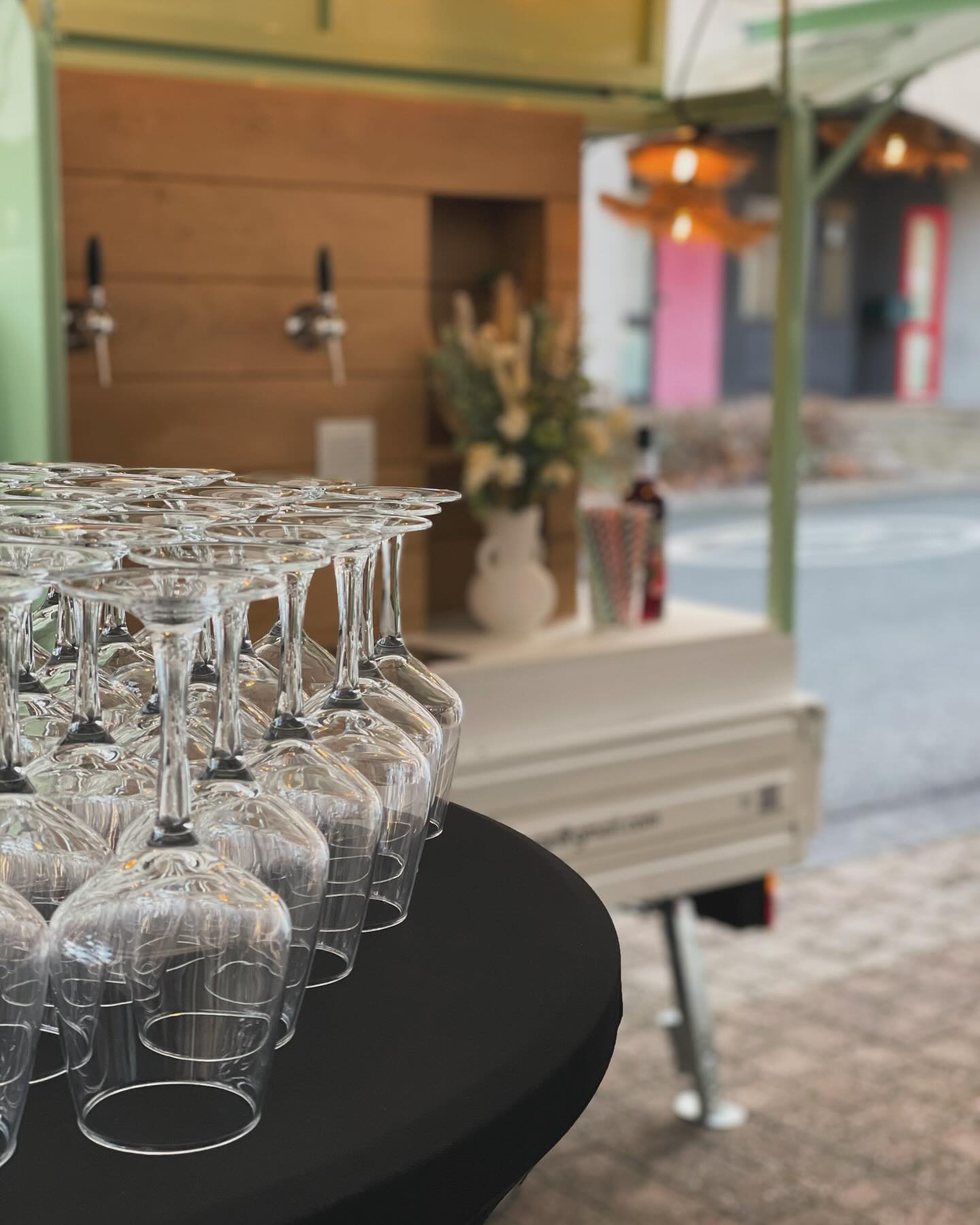 Aujourd’hui Monsieur Binouze enfile un nouveau costume pour faire déguster le vin 🍷 @domaine_grandjour à l’@institut_millelis. Merci à Rémi et Romain pour cet événement convivial