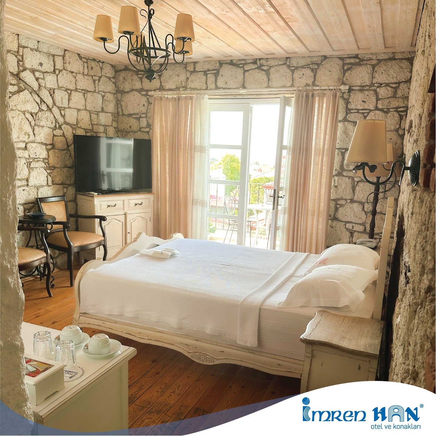 Taş odalarımızın sıcaklığı, balkonunuzdan görünen dingin manzara ve mis kokulu sabah kahveleri sizi bekliyor. 🌬️💫