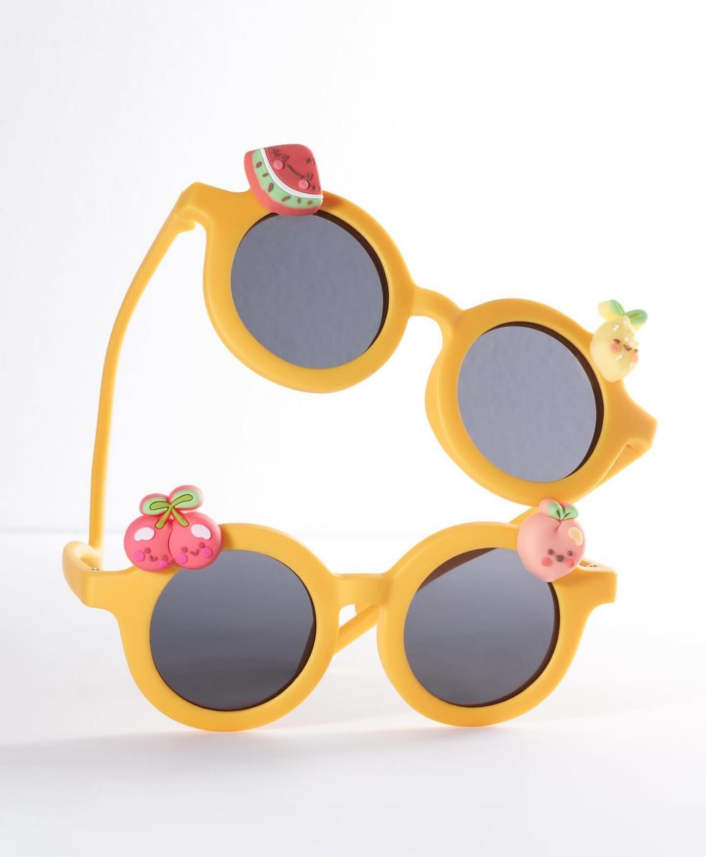 ¡Dale sabor al juego con las gafas Fruits! 🍋🍓 Cada par es una fiesta de colores vivos y Summies frutales que invitan a saborear cada aventura. Elige tu fruta favorita y convierte cada día en un delicioso momento de moda. #SumsunFruits #sumsun #summies #fruits