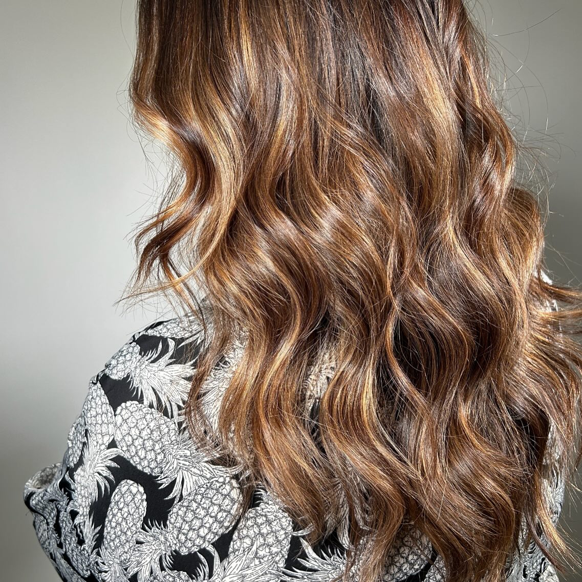 When I was in California for a Wella event, I had the chance to experiment with their color at their headquarter, and I was blown away by how vibrant and shiny it turned out! Her hair looked so healthy, and the shine was just incredible—definitely gave her those California glow vibes! #WellaColour #ShinyAndHealthy #CaliforniaGlow #SalonPerfect #wella #wellahair #ottawahair #ottawahairstylist #goldenhour