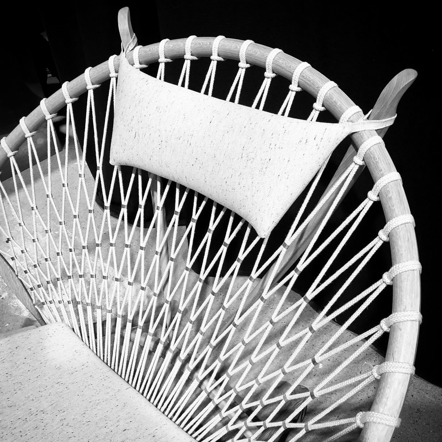 Hans J. Wegners Cirkelstol model PP130 – Et Mesterværk af Håndværk og Design
Hans J. Wegner var en sand mester i at forene form og funktion, og Cirkelstolen er et af hans mest ikoniske værker. Skabt i 1986, er stolen et sandt udtryk for dansk møbelkunst – elegant, komfortabel og udført med en håndværksmæssig præcision, der vidner om Wegners unikke forståelse for materialer og konstruktion.
Cirkelstolen er fremstillet med en solid ramme i dampbøjet træ, hvor de bløde, organiske linjer smelter sammen med flettede snore og en gennemtænkt polstring, der sikrer optimal komfort. Hver stol kræver timer af nøje udført håndværk, hvor dygtige snedkere og flettere sikrer, at hver eneste detalje sidder perfekt.
Denne stol er ikke bare et møbel – den er en hyldest til det gode håndværk og en klassiker, der passer ind i både moderne og traditionelle omgivelser.
#HansJWegner #Cirkelstolen #DanskDesign #TidløstHåndværk #hanswegner #hanswegnerchairs #ppmobler #skandinaviskdesign