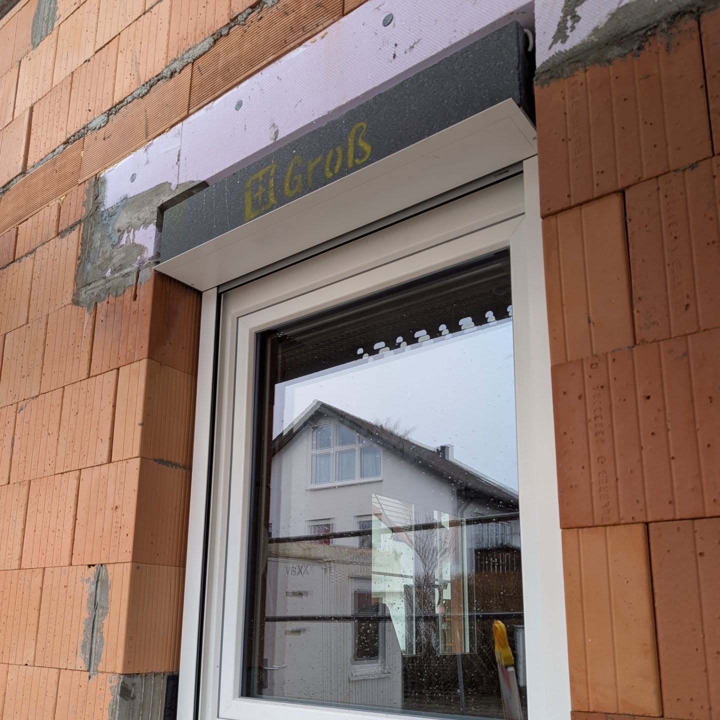 Abgeschlossene Fenstermontage mit Außenfensterbank und Vorbaurollo. Auf Kundenwunsch aussen und innen hochgezogene "Dichtwanne". Schön war's!