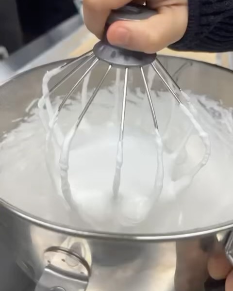 ✨ This week, our students and instructors are tackling a timeless pastry classic: Marshmallows! Fluffy, sweet, and oh-so-versatile, marshmallows are a treat loved by all ages. Did you know that marshmallows date back to ancient Egypt, where they were made from the mallow plant? Fast forward to today, and our students are mastering the art of crafting these delightful confections from scratch!
🎥 Check out the videos of the process (and the fun)! 📸