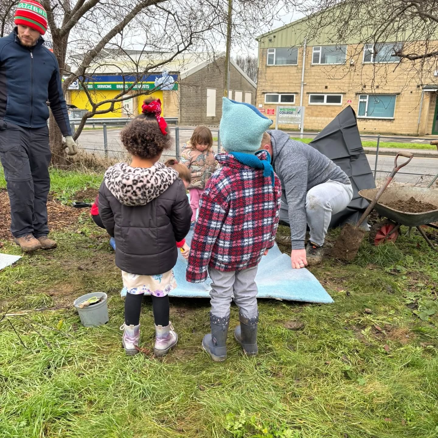 We had a brilliant turn out at the garden today - we counted 27 people 💚
The wildlife pond has been dug out, and we've made a brilliant start getting the tree nursery prepped 🌱
We also started sowing seeds - onions and broad beans, plus sweet peas and edible peas grown using the snail 🐌 method
Big thanks to Debs for the delicious soup, and Sheila for her legendary biscuits!
#communitytreenursery #communitygarden #growyourown