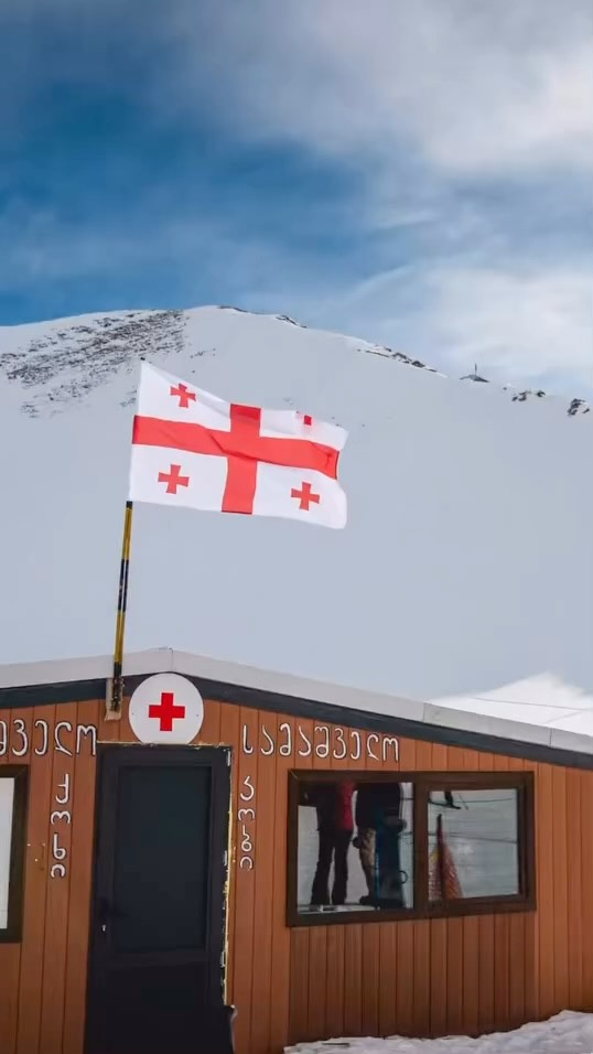 Vi säger VÄLKOMMEN till Gudauri och Georgien! 🇬🇪❣️🏔️
Ett nytt resmål för skidåkning i Systrar i bergen och ett nytt fantastiskt samarbete tillsammans med @apollosports 🙏🏻❄️
Vi är så glada att få göra denna resa! Någon har redan frågat om nästa år och YES 🙌 vi kommer tillbaka med er till de här bergen. 🏔️💞
Följ oss i veckan för inblick från vår första resa till Gudauri.
Filmen är fotad av vår stjärna tillika fotograf på plats @m.burestam ❣️📸 Nu kör vi 😍
#systraribergen #apollosports #gudauri #gudauriskiresort