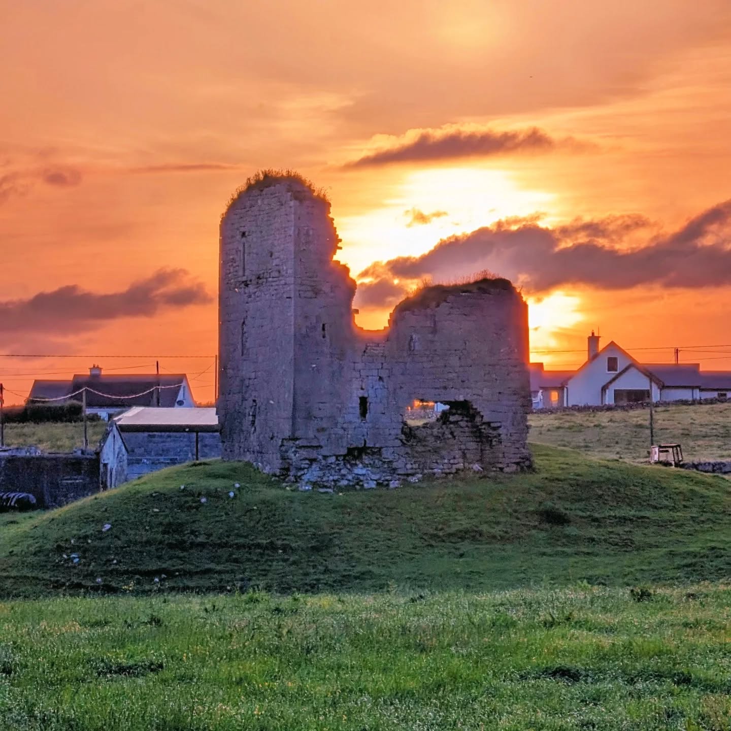 One of many castles in Ireland 🇮🇪 this one is close to the Cliffs of Moher. Which one would you like to see? 🏰
#ireland #customvacation #castle #wildatlanticway #irelandtravel #doolin #trademarkvacations