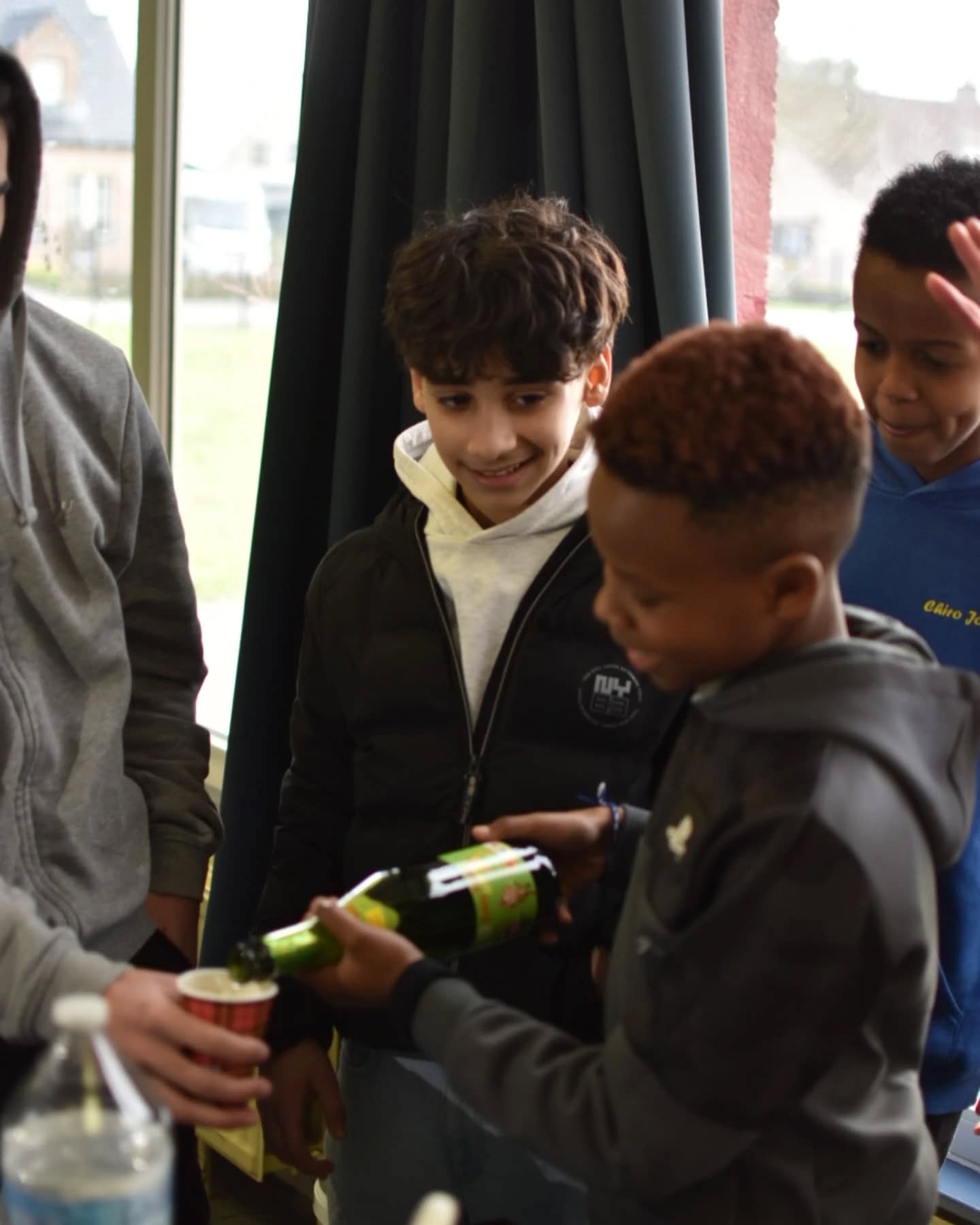 Onze nieuwjaarsreceptie kort samengevat:
Kinderchampagne, zelfgebakken wafels, afscheid van Amber, vrolijke leerlingen, dag van de directeur voor Lynn en tot slot: tevreden leraren.
Fijn weekend allemaal! 🩵