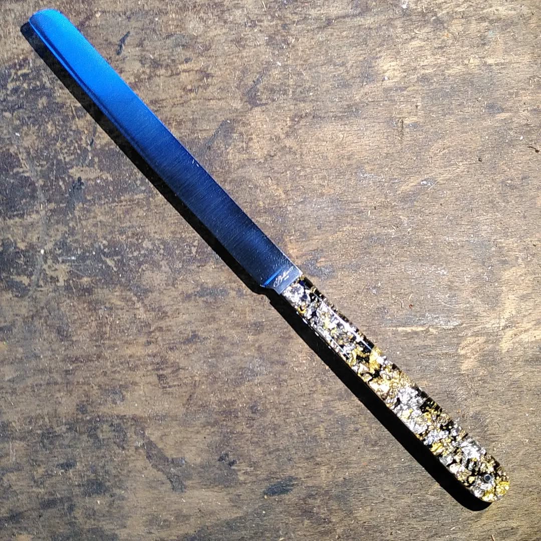 Je continue à refaire des outils de métier, parce que j'adore l'idée de réactiver des vieux trucs.
Aujourd'hui, le couteau de doreur.
Ici, avec, pour le clin d'œil, un manche avec inclusions de pailles de 3 ors différents, blanc, jaune, rose.