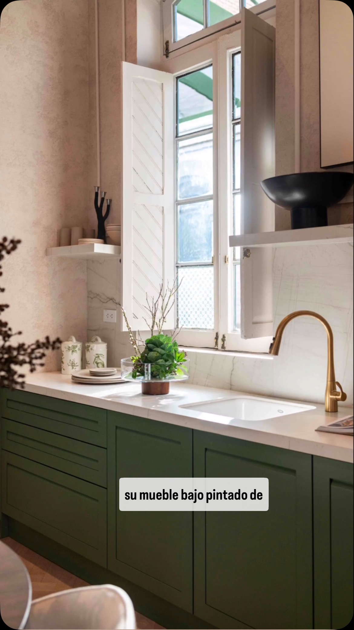 Espero que estas cocinas integradas a la zona social te inspiren. Cuál de las tres te gusta más?
1. Carla Cánepa y Marilú Salcedo
2. Mari Cooper y Marisa Soria
3. Ale Borda, Andrés Rieckhof y Alejandra Málaga
@carlacanepa10 @marisasoriareysanchez
@mari_cooperd @marisasoriareysanchez
@atelier_arqinterior @varkof @alejandra_malagaa
Mobiliario cocina Carla y Marilú: @todeschiniperu
Grifería y lavaderos cocinas Carla y Marilú, Mari y Marisa y Ale, Andrés y Alejandra: @kohlerbyrivelsa
Adornos cocina Carla y Marilú: @sierramueblesperu
Obras de arte Carla y Marilú y Ale, Andrés y Alejandra: @megartstore
Paisajismo cocina Carla y Marilú: @vivimodonese
Adornos cocina Mari y Marisa: @casadesign.maricooper
Paisajismo cocina Mari y Marisa: @pferreropaisajismo
Piedra cocina Ale, Andrés y Alejandra: @inpiedra
Piso cocina Ale, Andrés y Alejandra: @casarossello