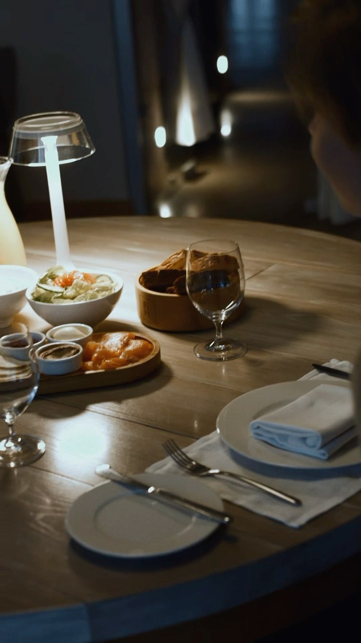 Brīvdienu rītam jābūt lēnam un laiskam. Tāpēc brokastis Annās pasniedzam nesteidzīgi tev ērtā laikā un dodot iespēju pašam izvēlēties savu brokastu ēdienu bagatīgo piedāvājumu.
Nesteidzies, izbaudi rīta kafiju, sarunas un ēdienus laiski!
Brokastīs vienmēr pasniedzam
- svaigu pašu ceptu maizi
- beķerejas piedāvājumu
- apkārtnes sierus
- auksto gaļu izlasi un pašu gatavotu pastēti
- kūpinātu lasi
- biezpienu
- svaigus dārzeņus un augļus
- granolu ar riekstiem un jogurtu vai pienu
- kafiju, bio tēju un apelsīnu sulu.
Pagatavosim arī pankūkas ar pašu ievārījumu, spēcinošu brokastu putru un iemīļotākos olu ēdienus pēc tava lūguma papildus.