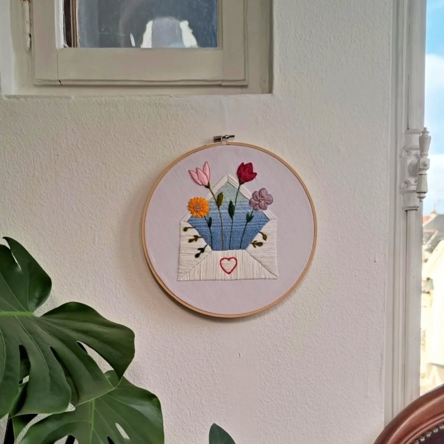 “Lettre d’amour fleurie”💐💌🪡
La broderie, un savoir-faire ancestral qui me passionne.
#slowmade #creationunique #mulhouse #slowdeco #handmadetextiles #handmadewithlove #broderiemoderne #embroideryart #dmc #embroidery #stitching #botanical #flowerpattern