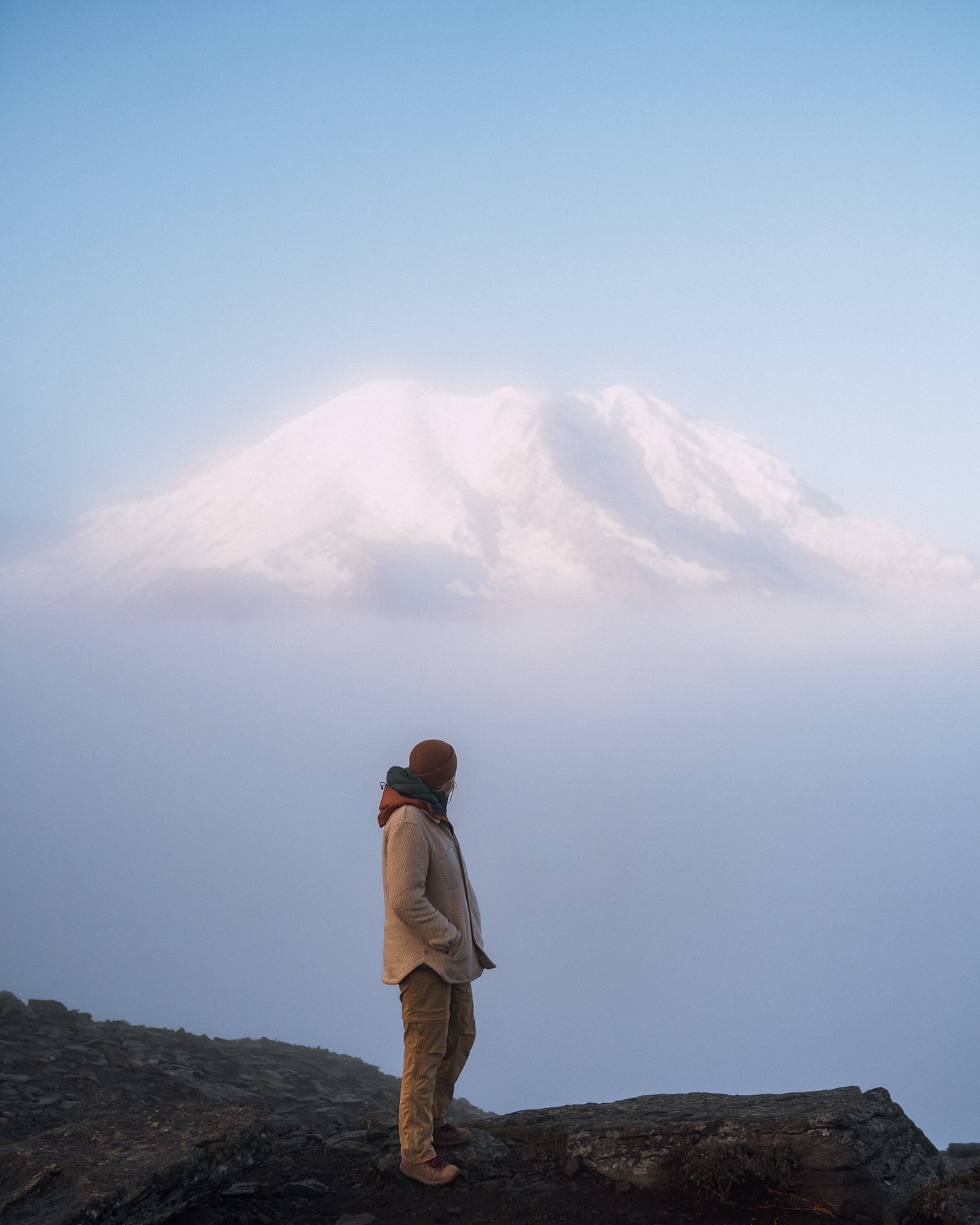 Mt Rainier. Wie lange habe ich geträumt diesen wunderschönen National Park zu besuchen. Entweder lag er nicht auf unserer Route oder die vielen Waldbrände machten uns einen Strich durch die Rechnung. Aber letztes Jahr war es endlich so weit. Die Vorfreude war groß, meine Erwartungen hoch. Eigentlich versuche ich keinen hohen Erwartungen zu haben um nicht enttäuscht zu werden. Aber diese Sorge war unberechtigt. Ab der ersten Sekunde wo wir diesen Majestätisch Berg erblicken war es um uns geschehen. Er ist einfach eine Wucht, Majestätisch thront er über der Bergkette der nördlichen Kaskaden. Als würde er über die Natur und Tiere wachen. Es ist nicht in Worte zu beschreiben wie riesig und wuchtig dieser Berg ist. Es ist einer dieser Orte wo es nicht reicht einfach nur kurz hin zu fahren und ein Foto zu machen. Man muss ihn wirklich erleben. Auf den unzähligen Wanderungen rund um den Park lernt man ihn aus so vielen verschiedenen Blickwinkeln kennen und auch die Flora und Fauna drumherum ist so unterschiedlich und wunderschön. Es lohnt mitten und er Nacht zu einer Wanderung aufzubrechen und den Berg und die Natur morgens beim erwachen zu sehen. Ich werde niemals den Moment vergessen, als wir nach unserer Wanderung durch die Nacht am Lookout ankamen, sich nach Stunden langen frieren der Nebel senkte und Mt Rainier in seiner vollen Schönheit zeigte. Alleine die Erinnerung daran lässt wieder Tränen des Glücks meine Wangen herunterlaufen. Ich bin unfassbar dankbar für solche Momente und das wir so einen wunderschönen Planeten haben.
Danke Mutter Natur, danke Universum. ✨❤️
Wo habt ihr solch einen Moment zuletzt erlebt?
#mtrainier #pnwadventures #usaliebe #ourbeautifulplanet