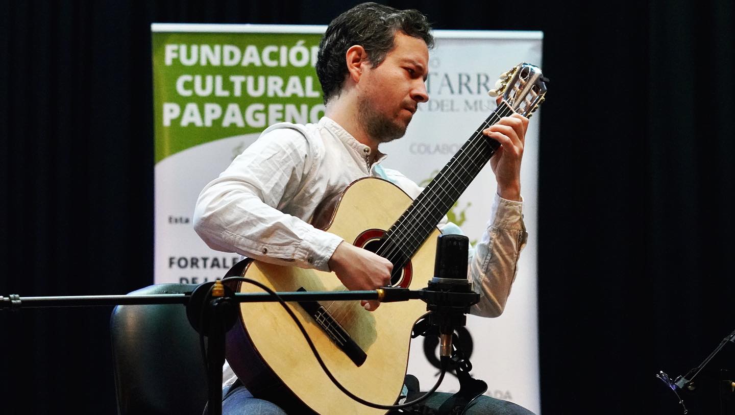 Algunas fotos de un viaje express a Chile hace unas semanas. Qué alegría haber estado compartiendo tanta música y bellos momentos!
Muchas gracias a la @fundacionguitarraviva y a la @fundacionculturalpapageno por la invitación!
Fotos fundación guitarra viva: @adeadolfo
___________
Some photos of an express trip to Chile a few weeks ago. What a joy to have been sharing so much music and beautiful moments!